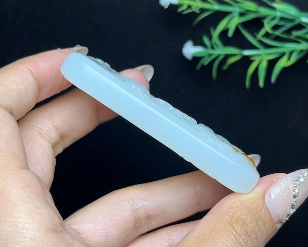 和田玉糖白羊脂玉持莲观音（68.5g）