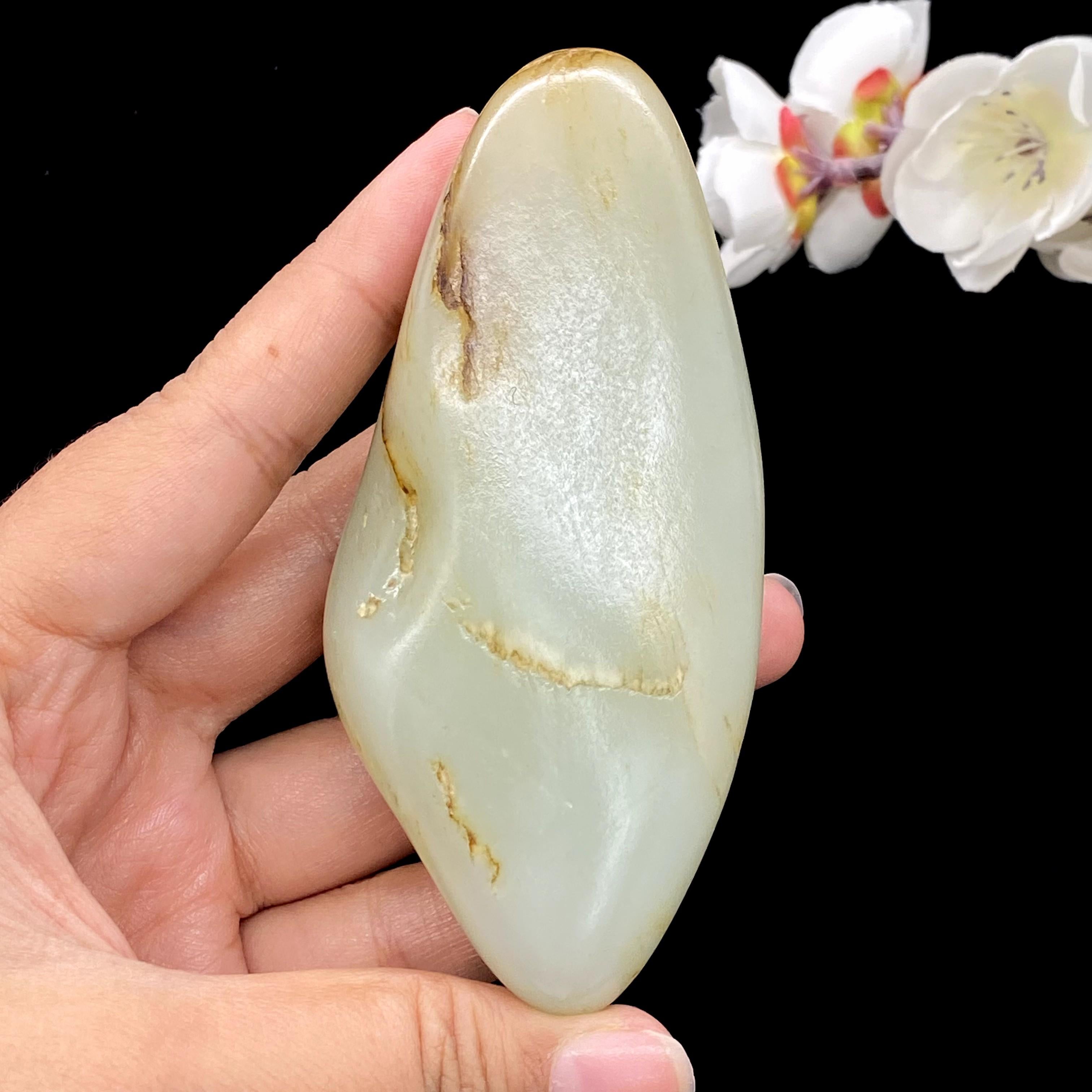 和田玉青白玉带黄皮籽料手把件（210.3g）