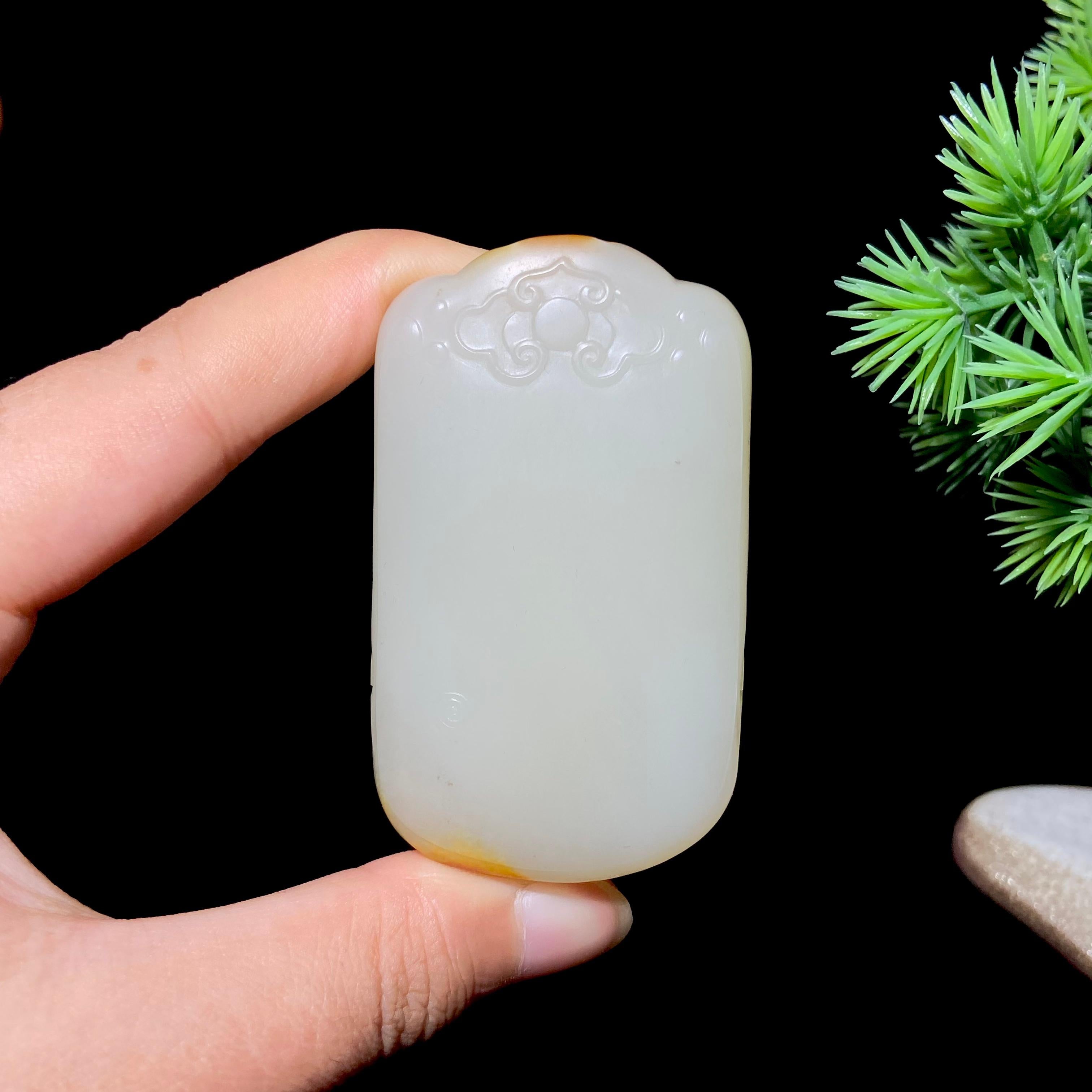 和田玉籽料无事牌（85.2g）