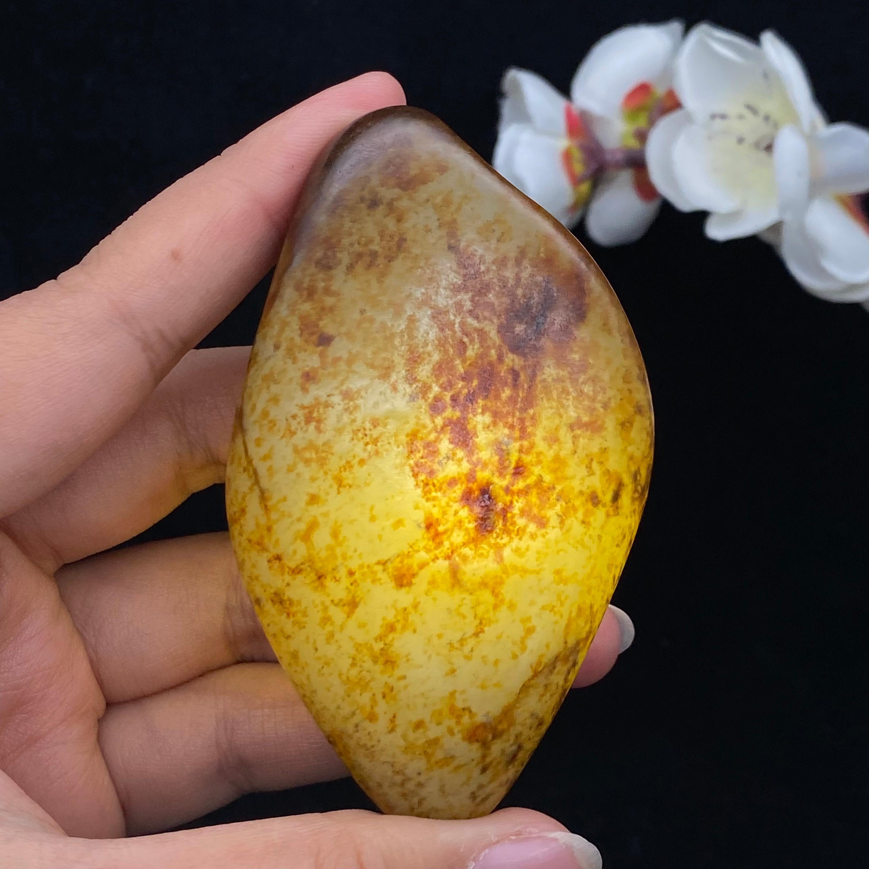 和田玉洒红皮籽料手把件（123g）