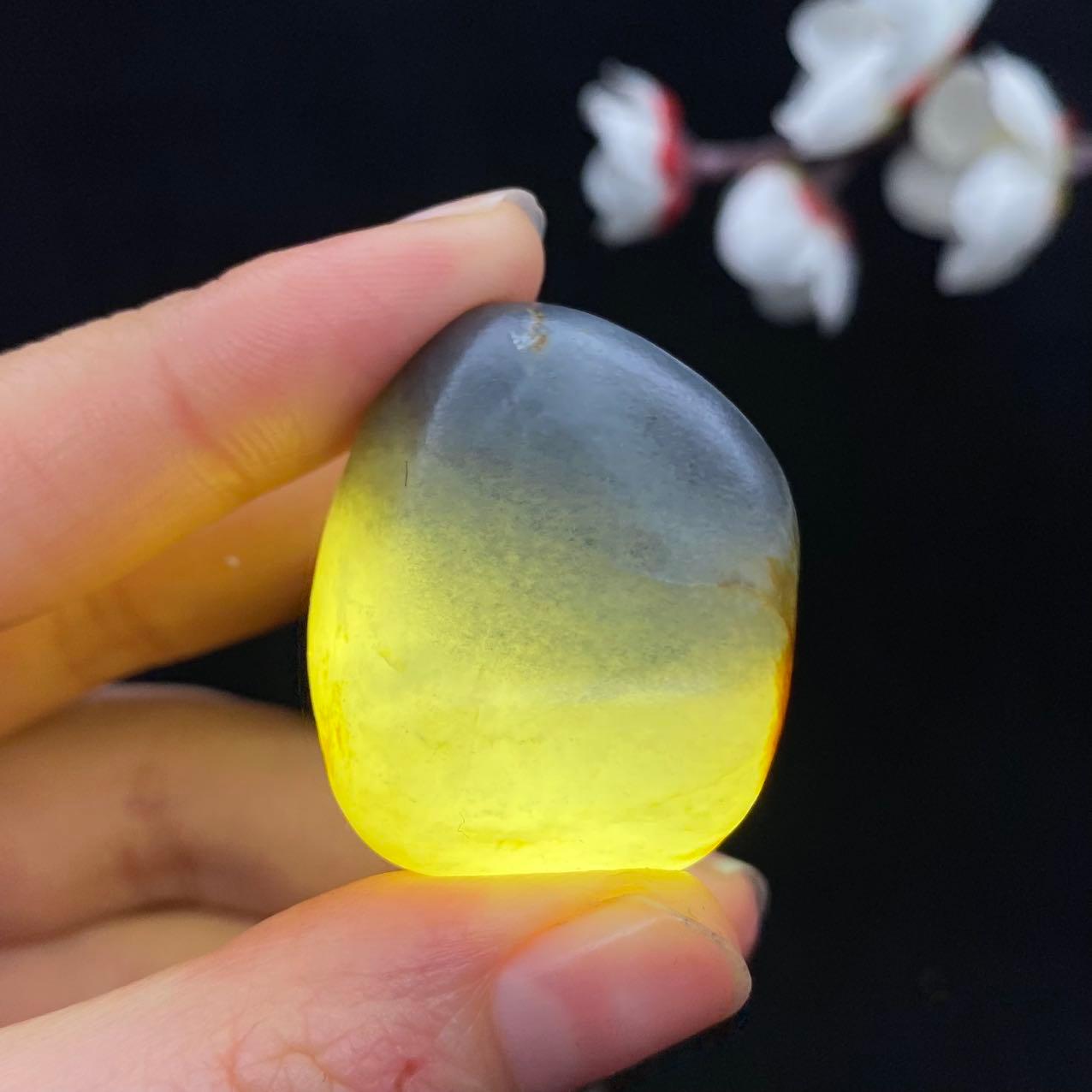 和田玉青花带黄皮籽料挂件（27.7g） – 厚德载玉