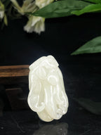 籽料佛手（带翠）挂件（43.6g）