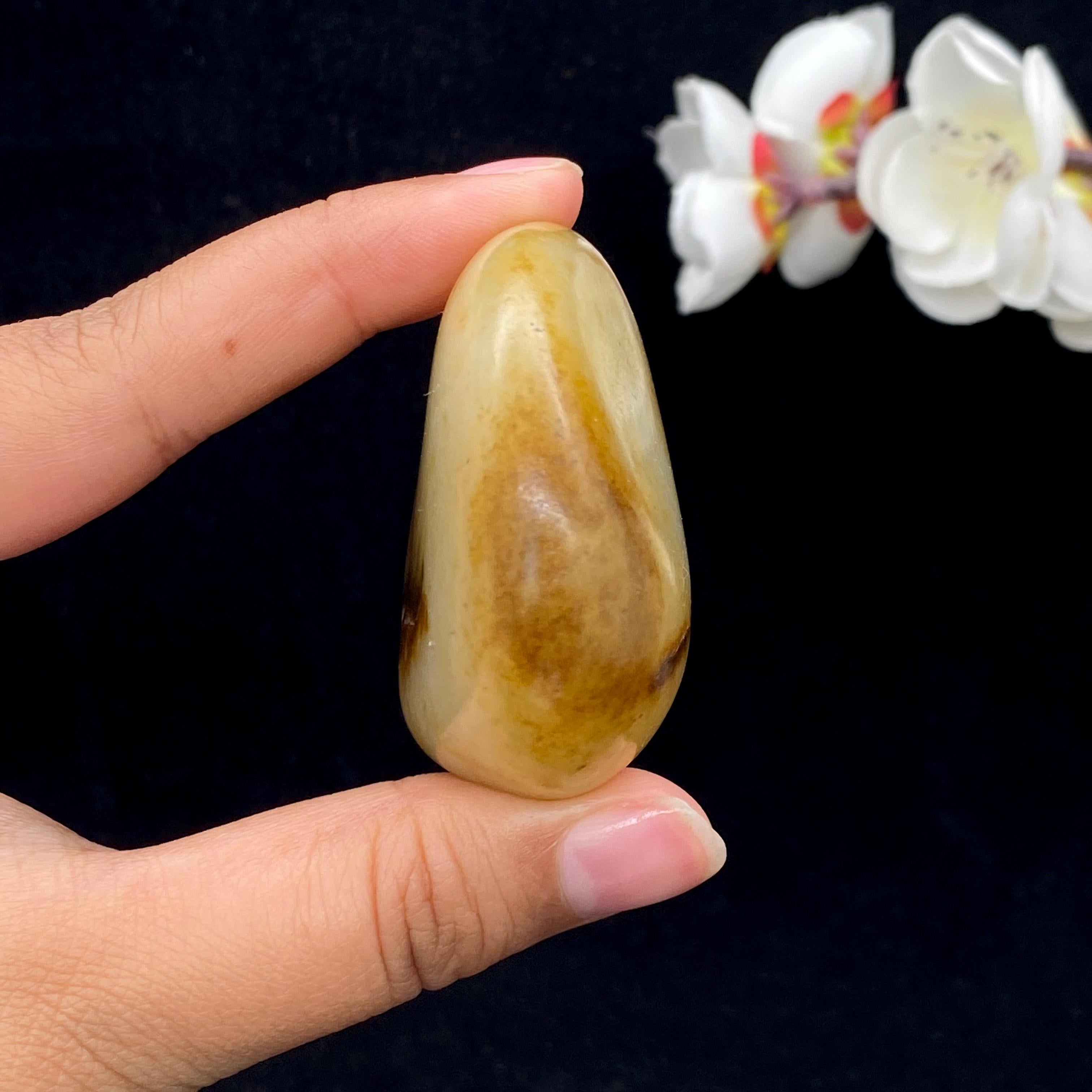 和田玉满洒金皮青花底籽料手把件（94.2g）