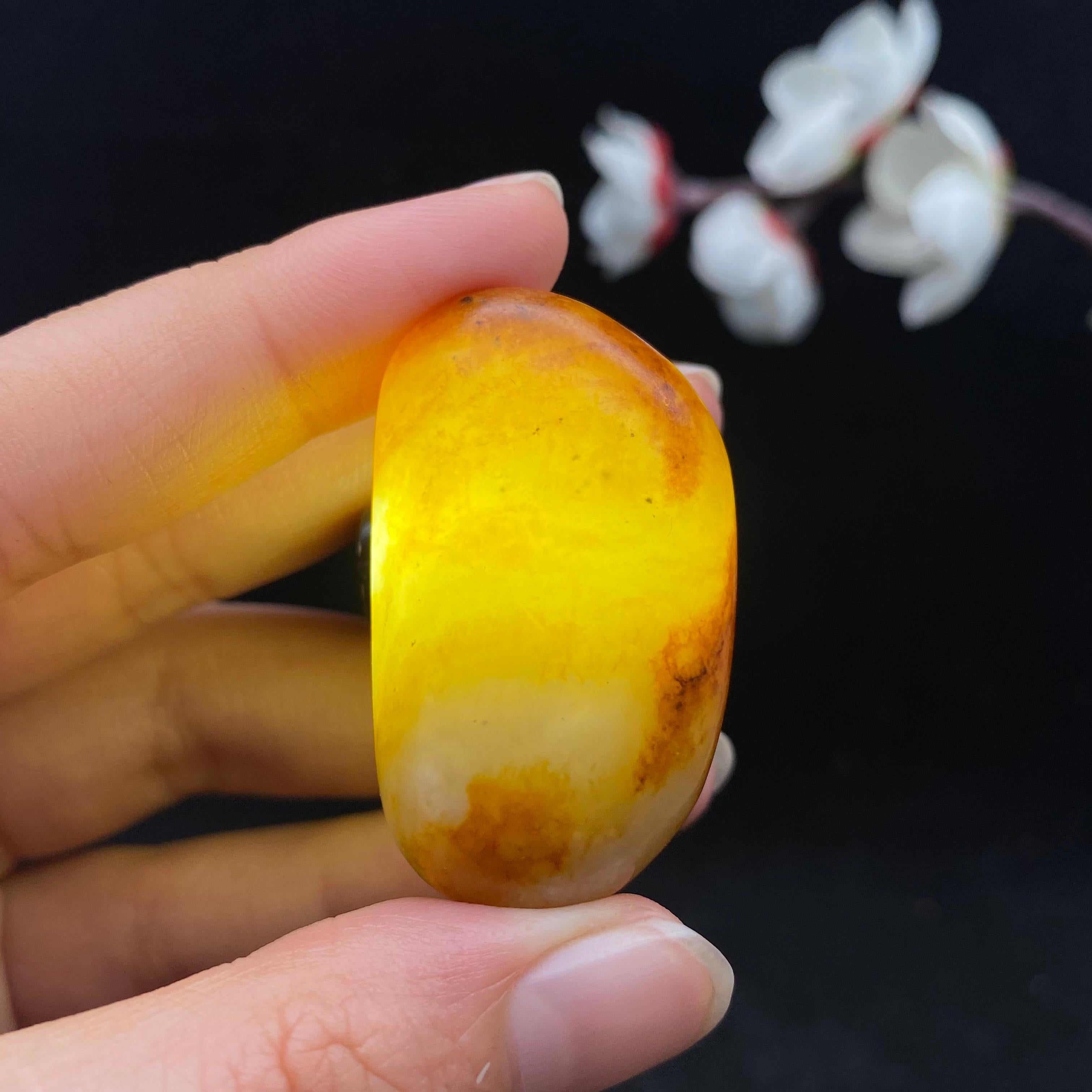 和田玉聚黄皮青花底籽料（26.9g）