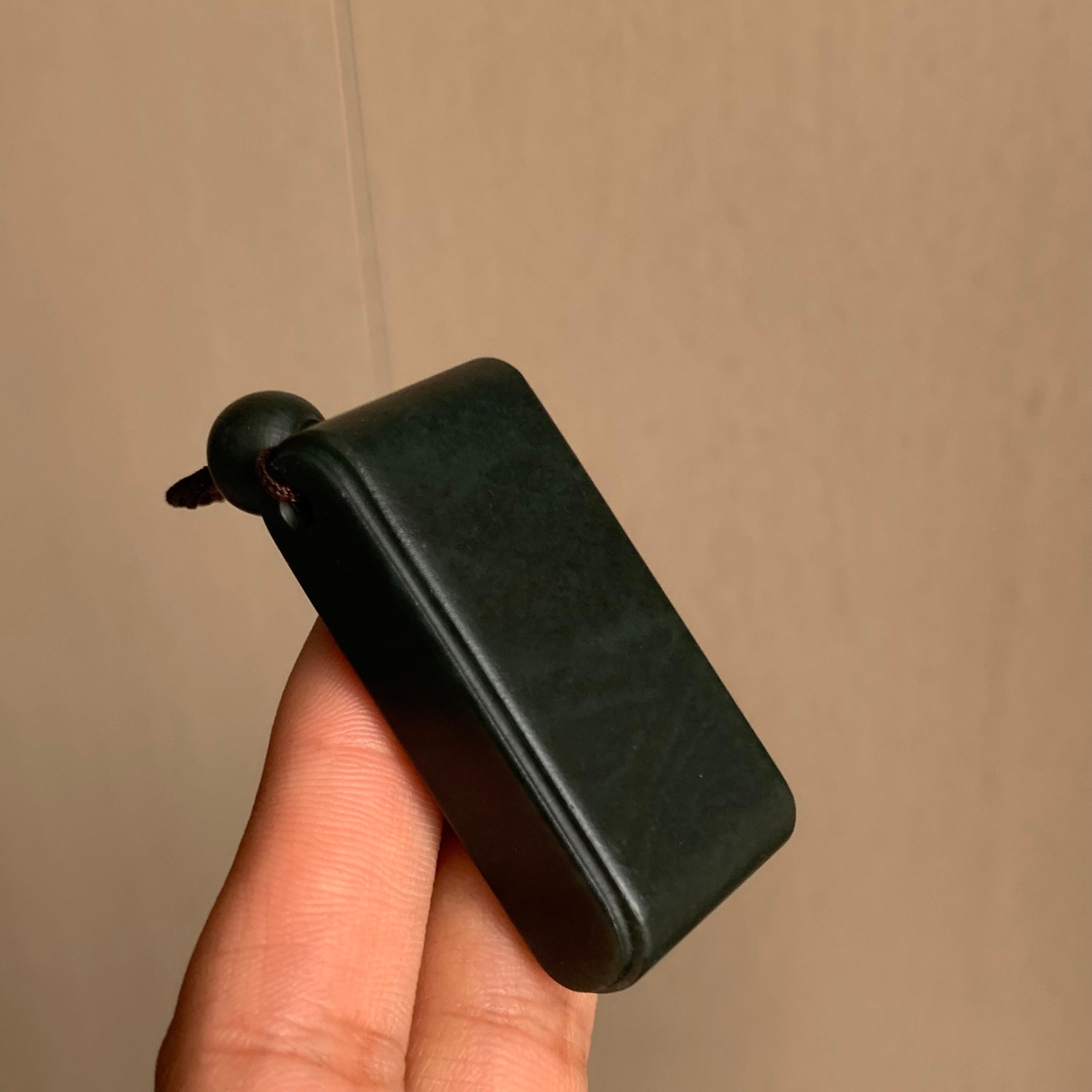 和田玉塔青一细无事牌（40.6g）