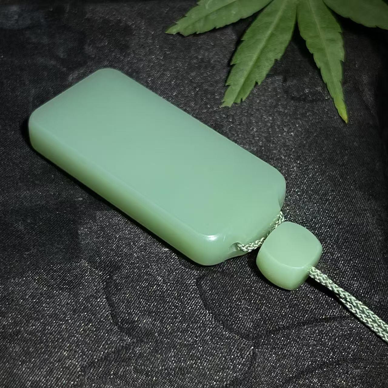 和田玉碧玉瓷绿无事牌（21.6g）