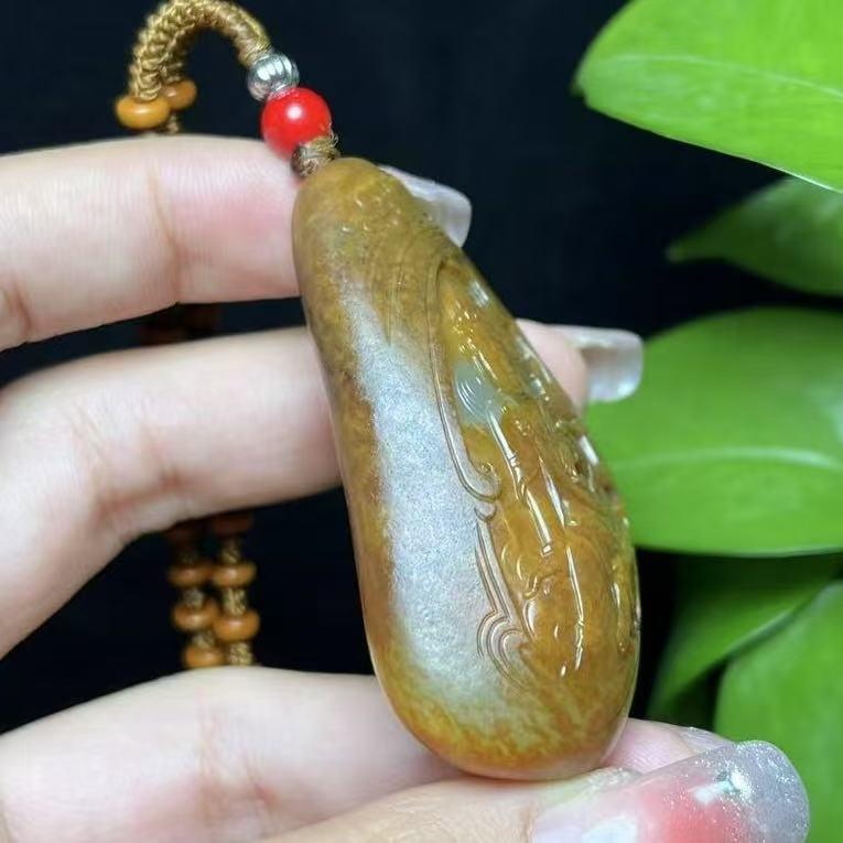 新疆和田玉籽料红沁大势至菩萨（57.9g）