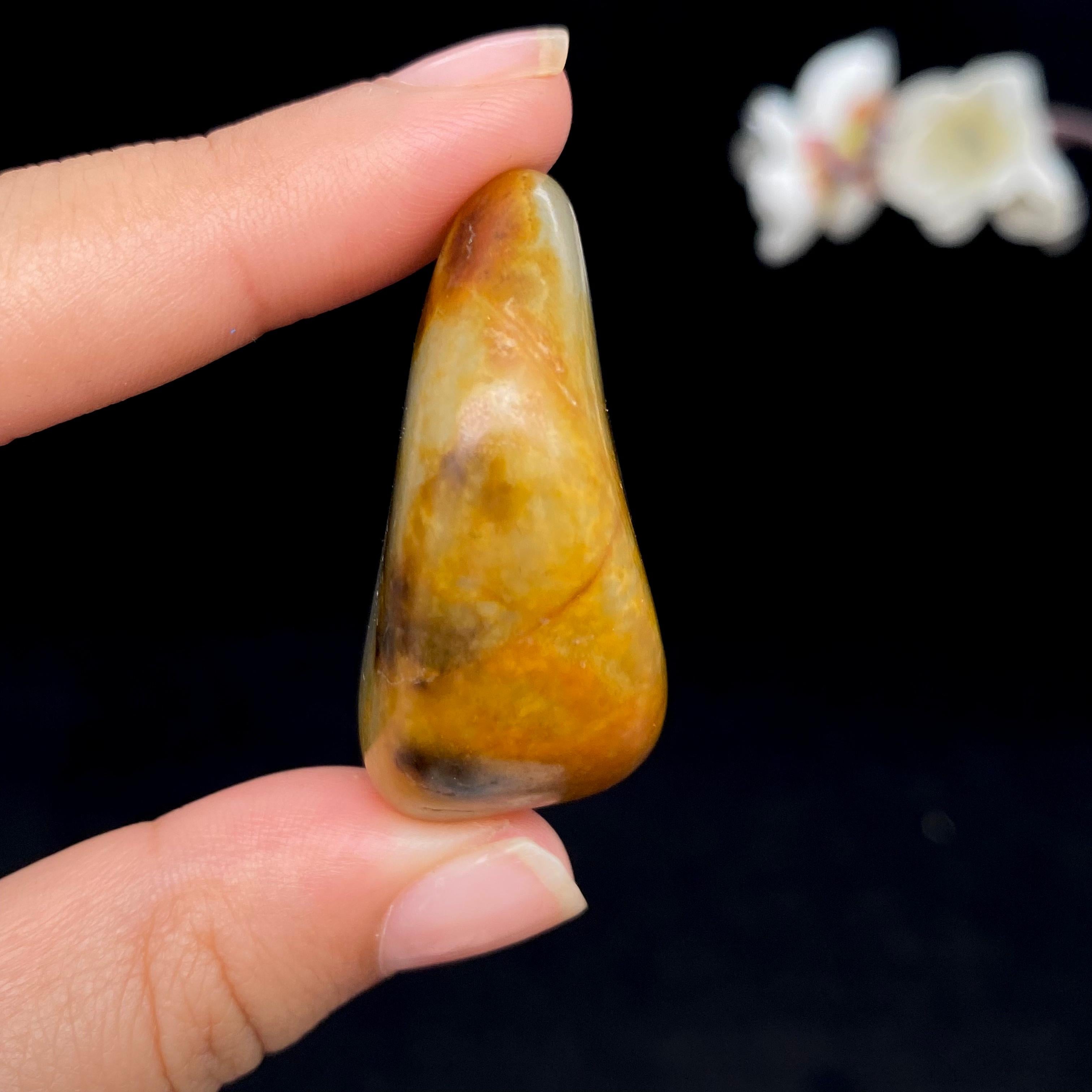 和田玉聚黄皮青花底籽料挂件（30.7g）