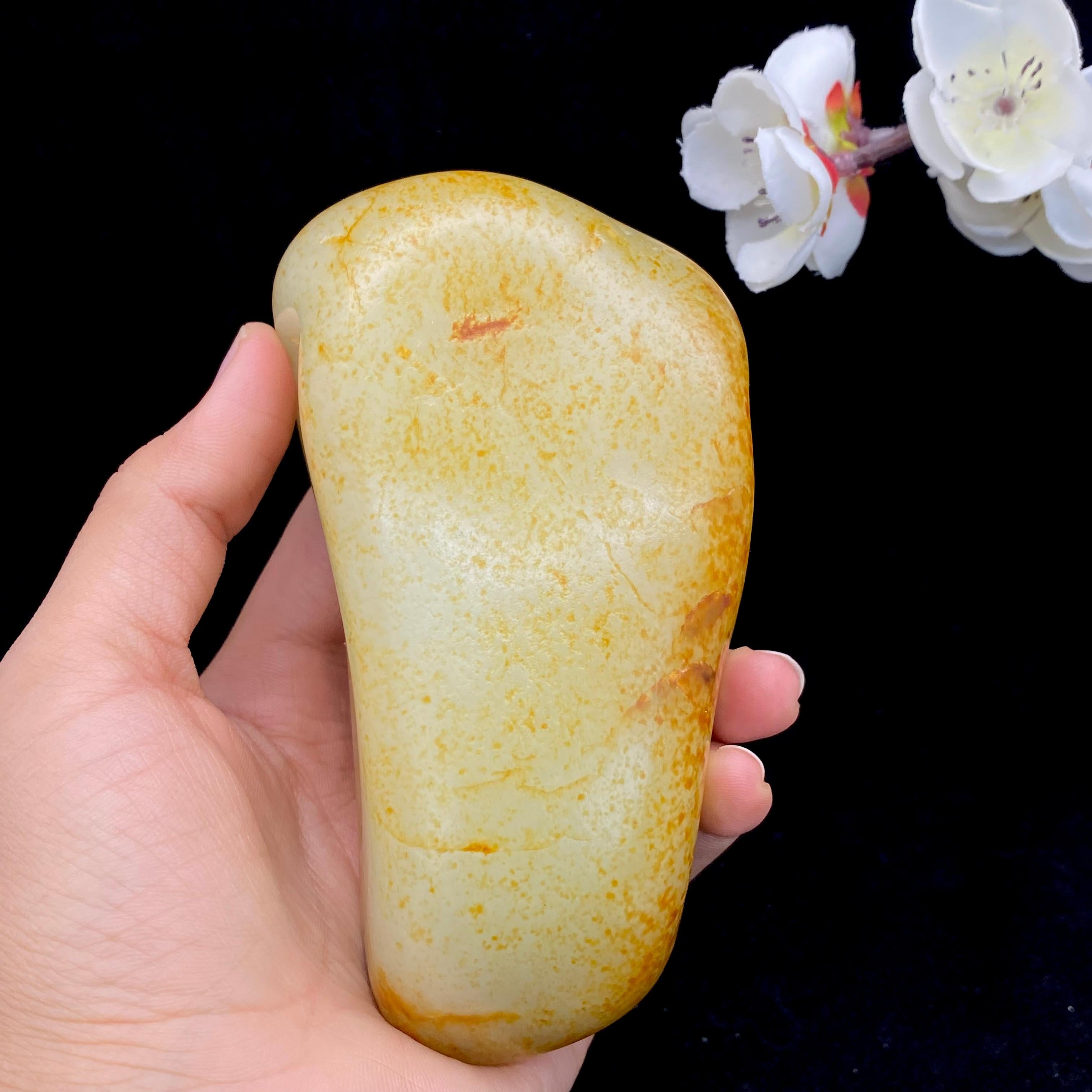 和田玉洒红皮籽料原石（589.5g）