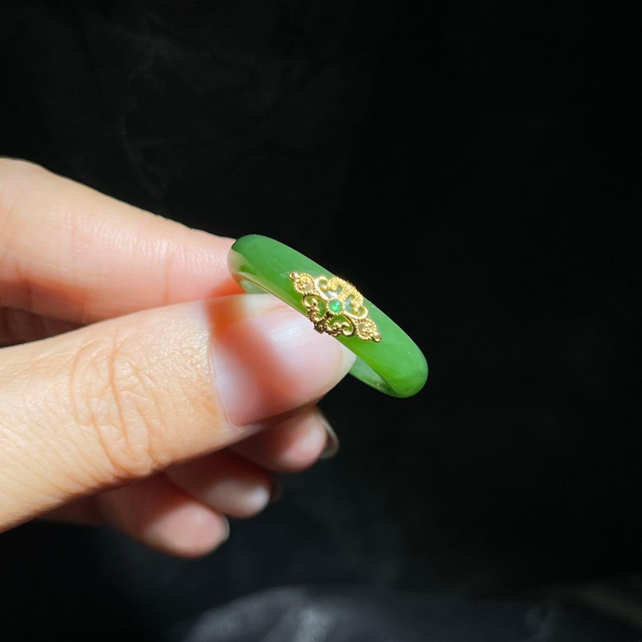 和田玉碧玉阳绿金镶戒指（3.5g）