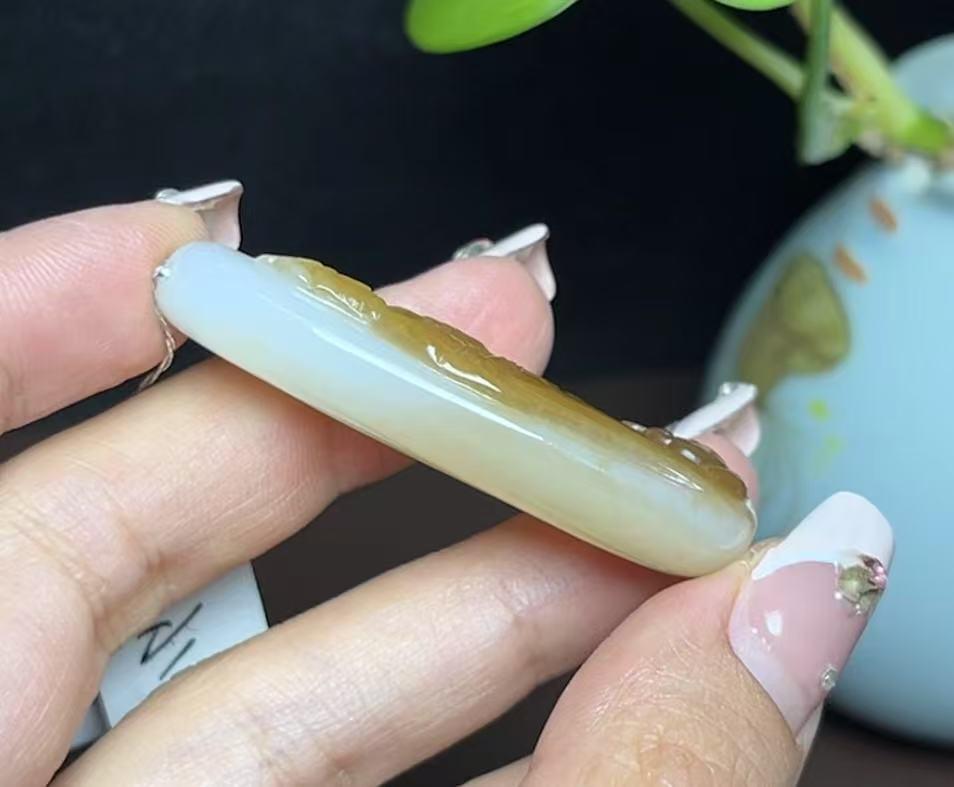 新疆和田玉且末糖白羊脂玉站观音（17.1g）