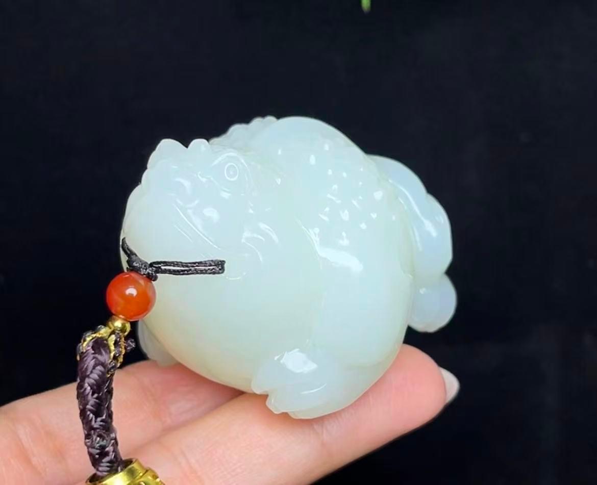 和田玉羊脂白玉三足金手把件（135.4g）
