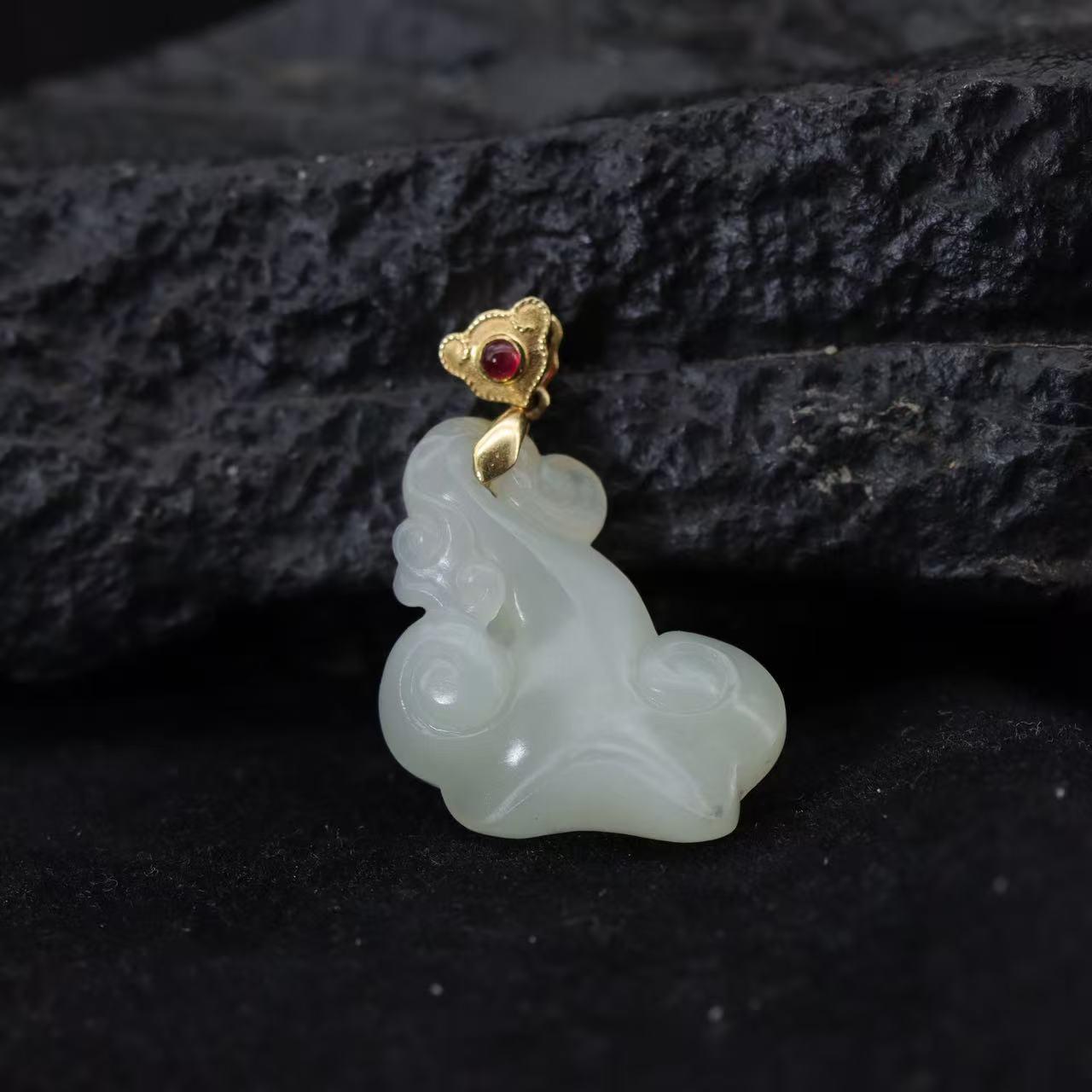 和田玉白玉如意镶金吊坠（4.7g）