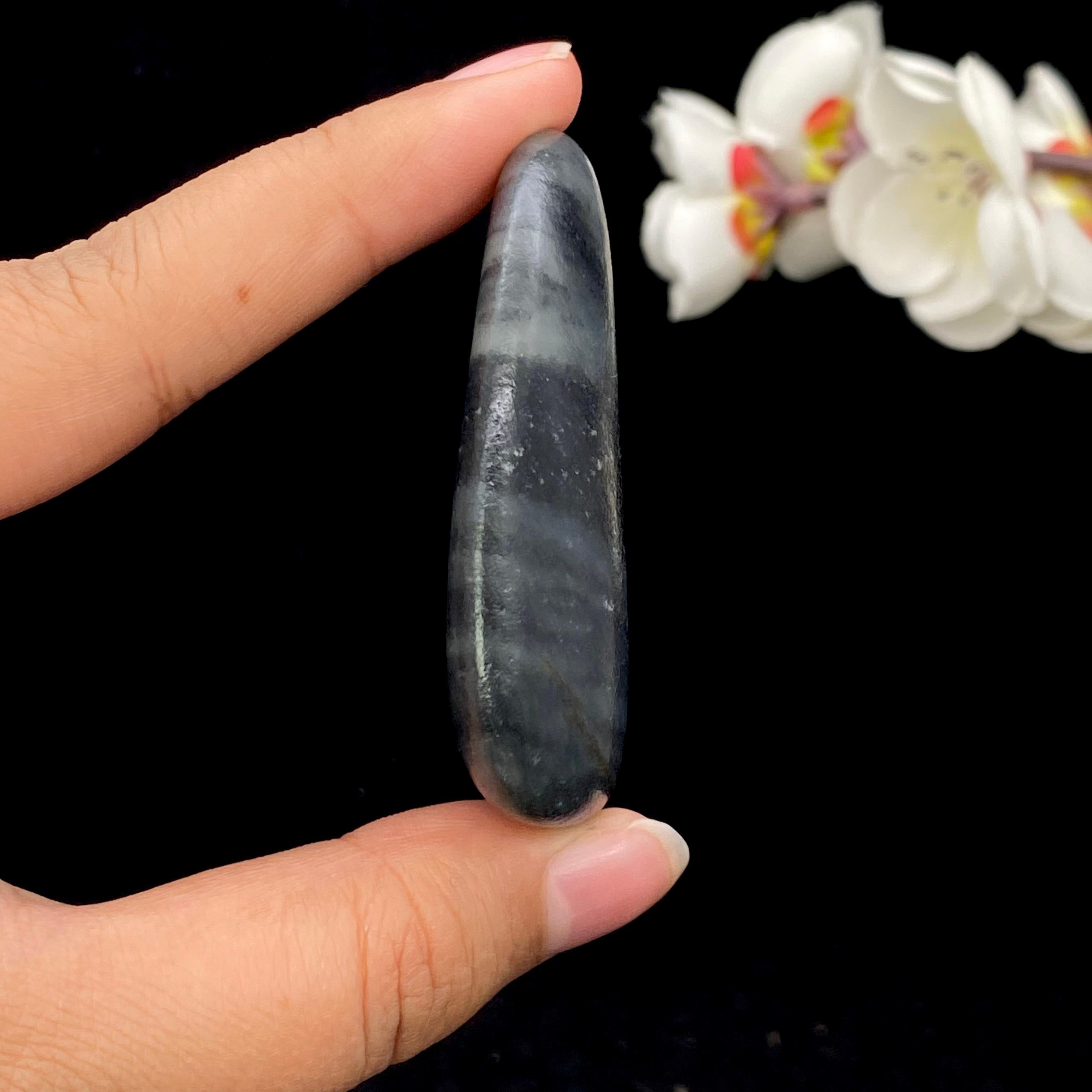 和田玉青花带洒金皮籽料手把件（56.2g）