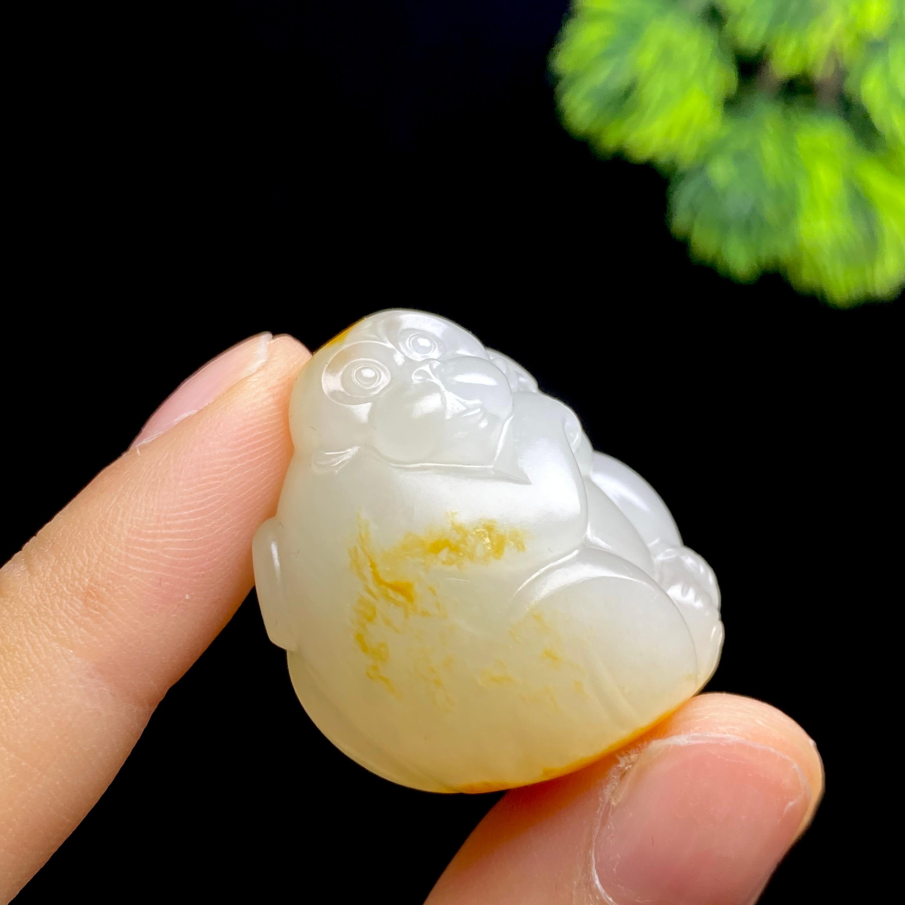 和田玉籽料灵猴献瑞挂件（21.1g） – 厚德载玉