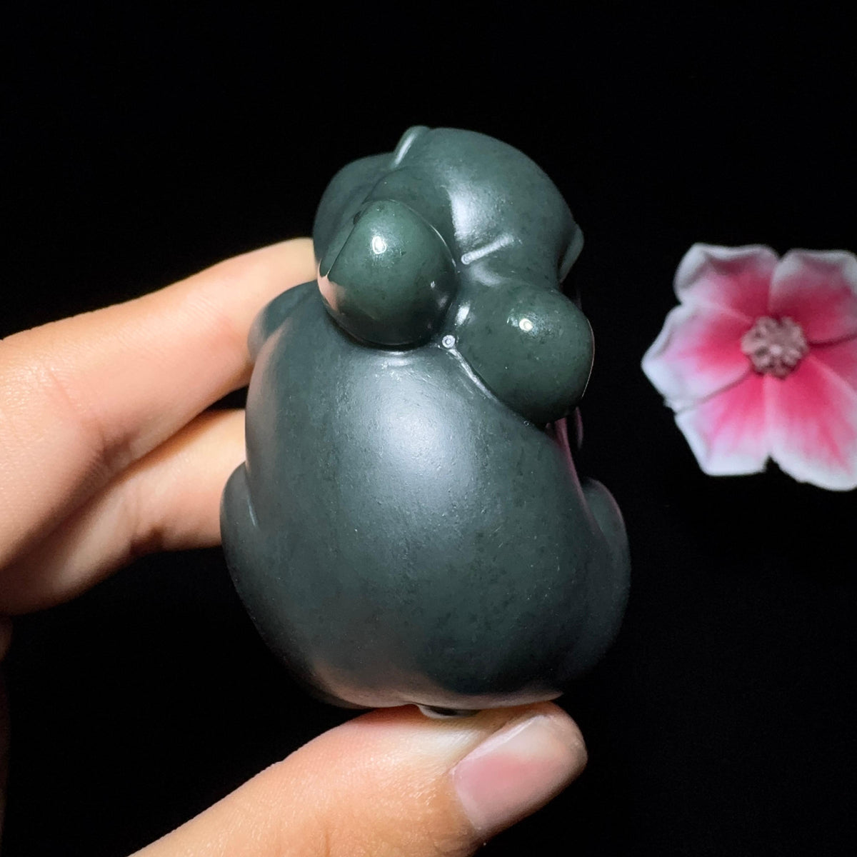 和田玉沙枣青手把件兔子（160.0g）