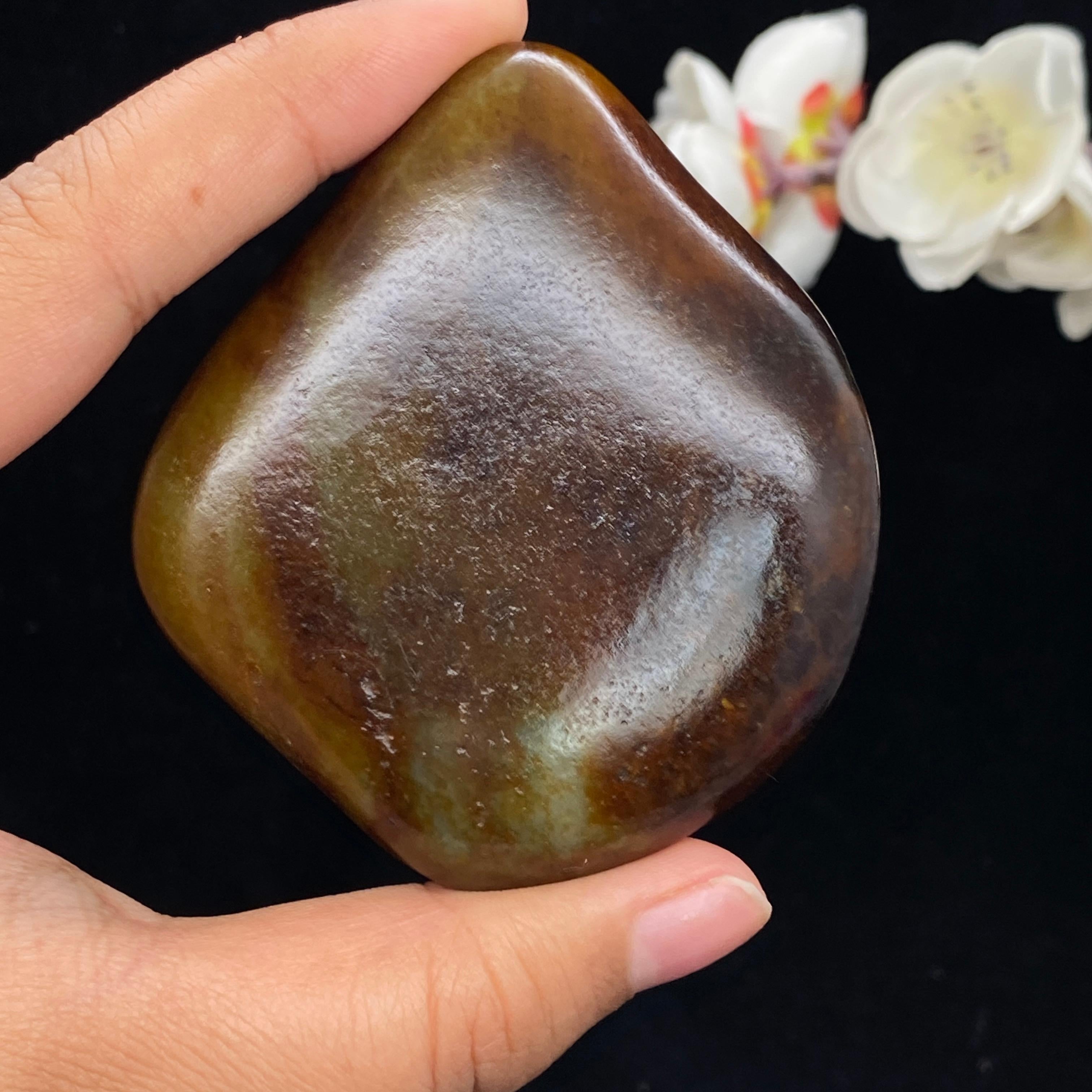 和田玉满黄皮带翠籽料手把件（132.9g）