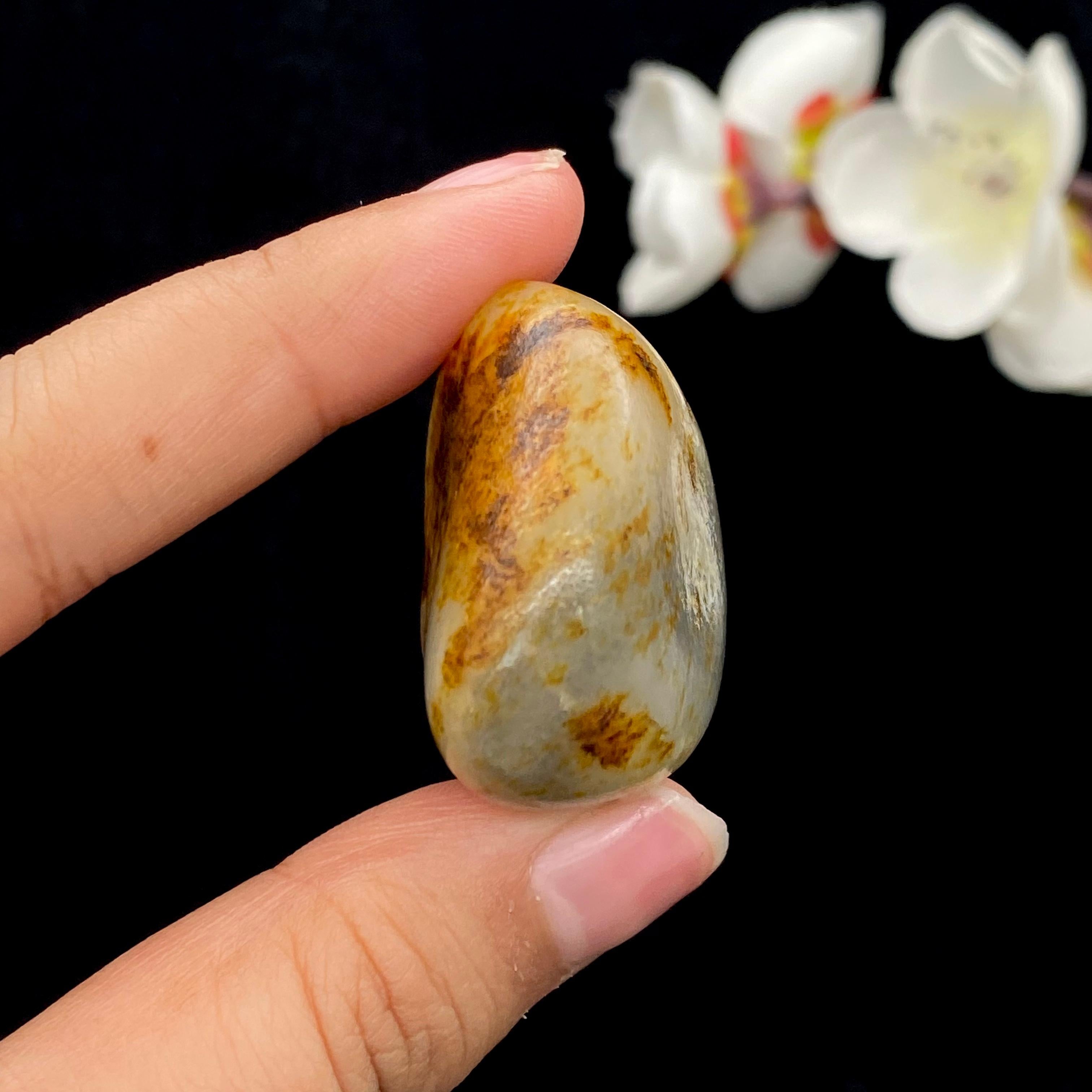 和田玉聚黄皮青花底籽料挂件（38.1g） – 厚德载玉