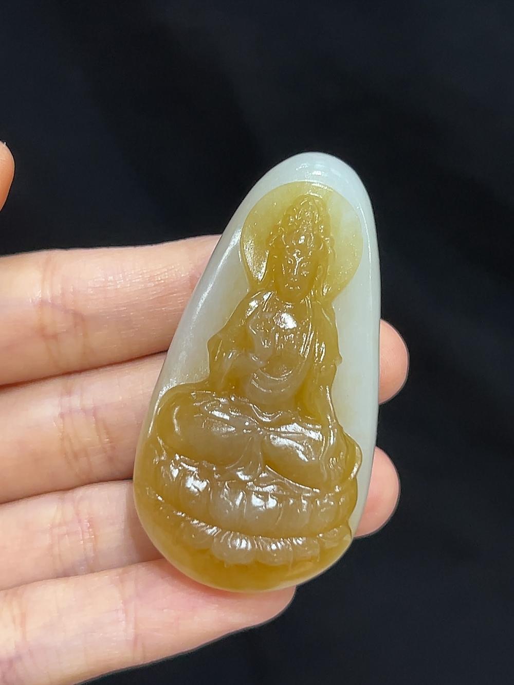 和田玉且末料糖羊脂玉观音（42.2g）