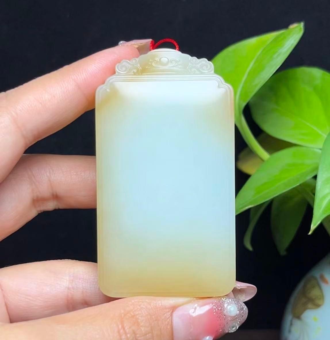 新疆和田玉且末料双糖色羊脂玉平安无事牌（69.2g）