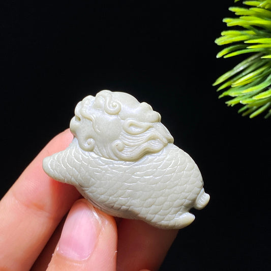 和田玉籽料沙枣青带糖麒麟（16.3g）