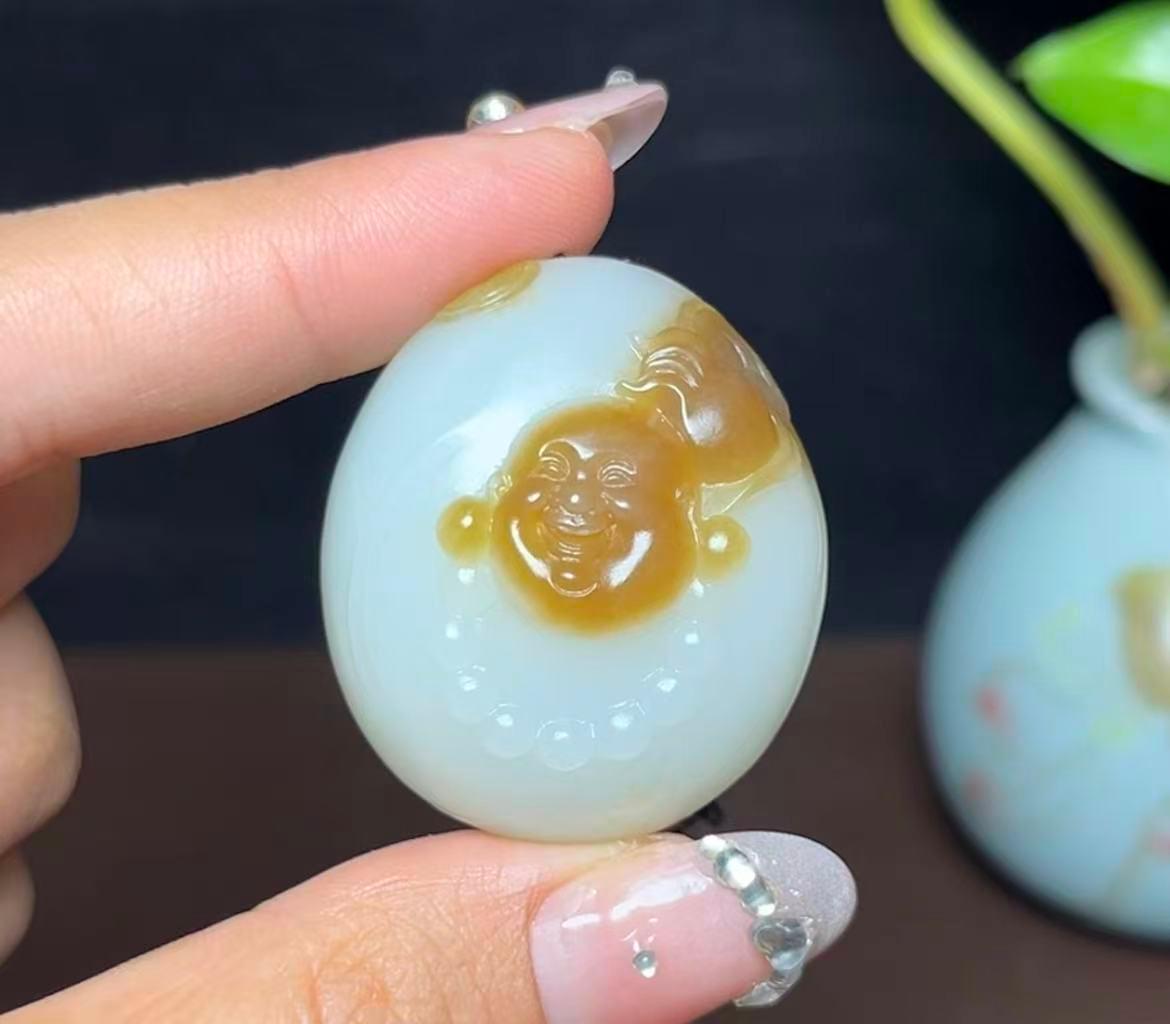 精品新疆和田玉且末糖羊脂玉佛公（32.1g）