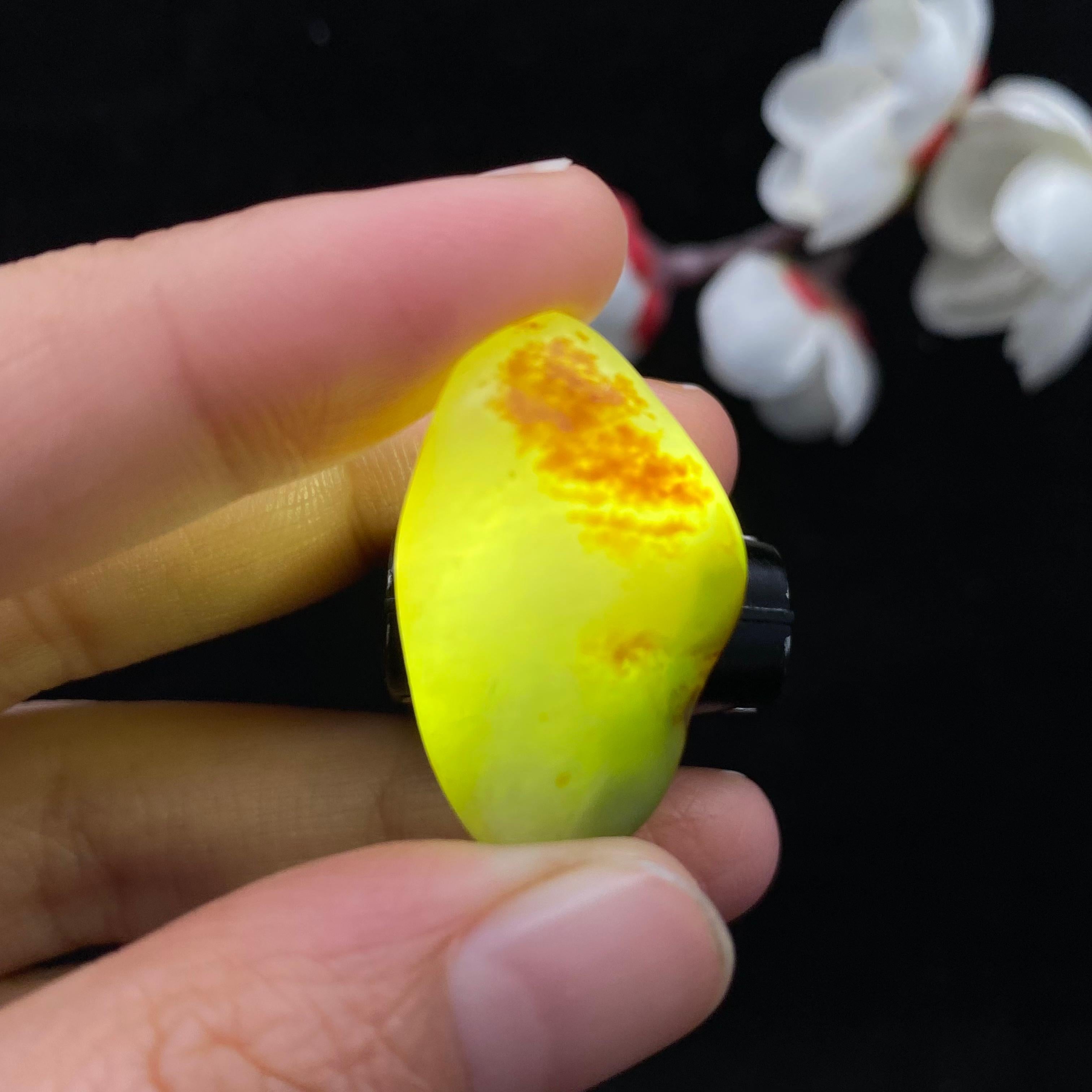 【超值推荐】和田玉聚黄皮带翠籽料（9.5g）