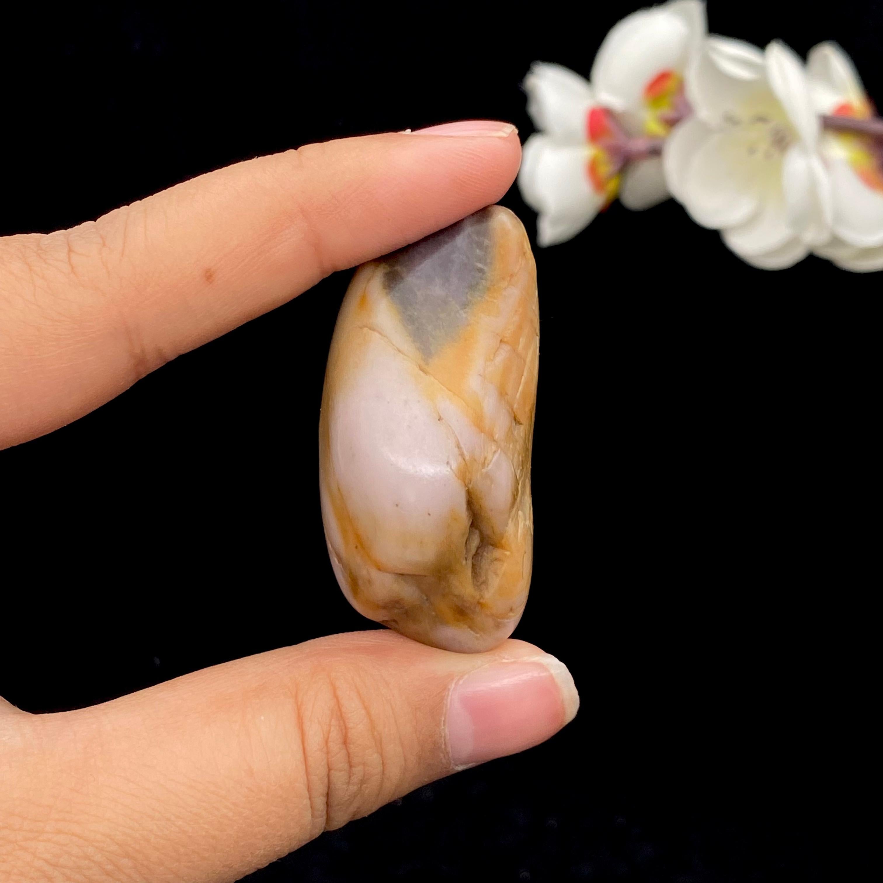 和田玉桃花玉带黄皮籽料挂件（48.8g）