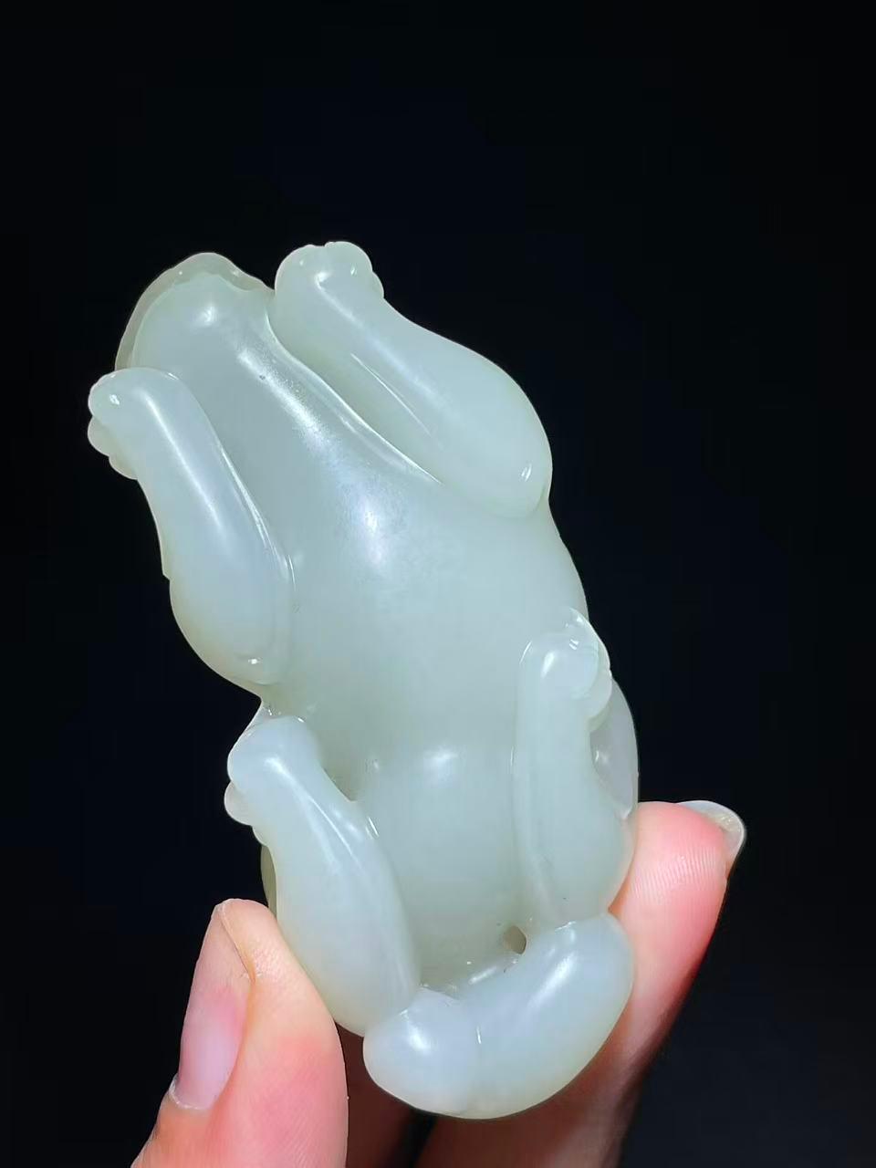 和田玉籽料白玉貔貅。（88.2g）
