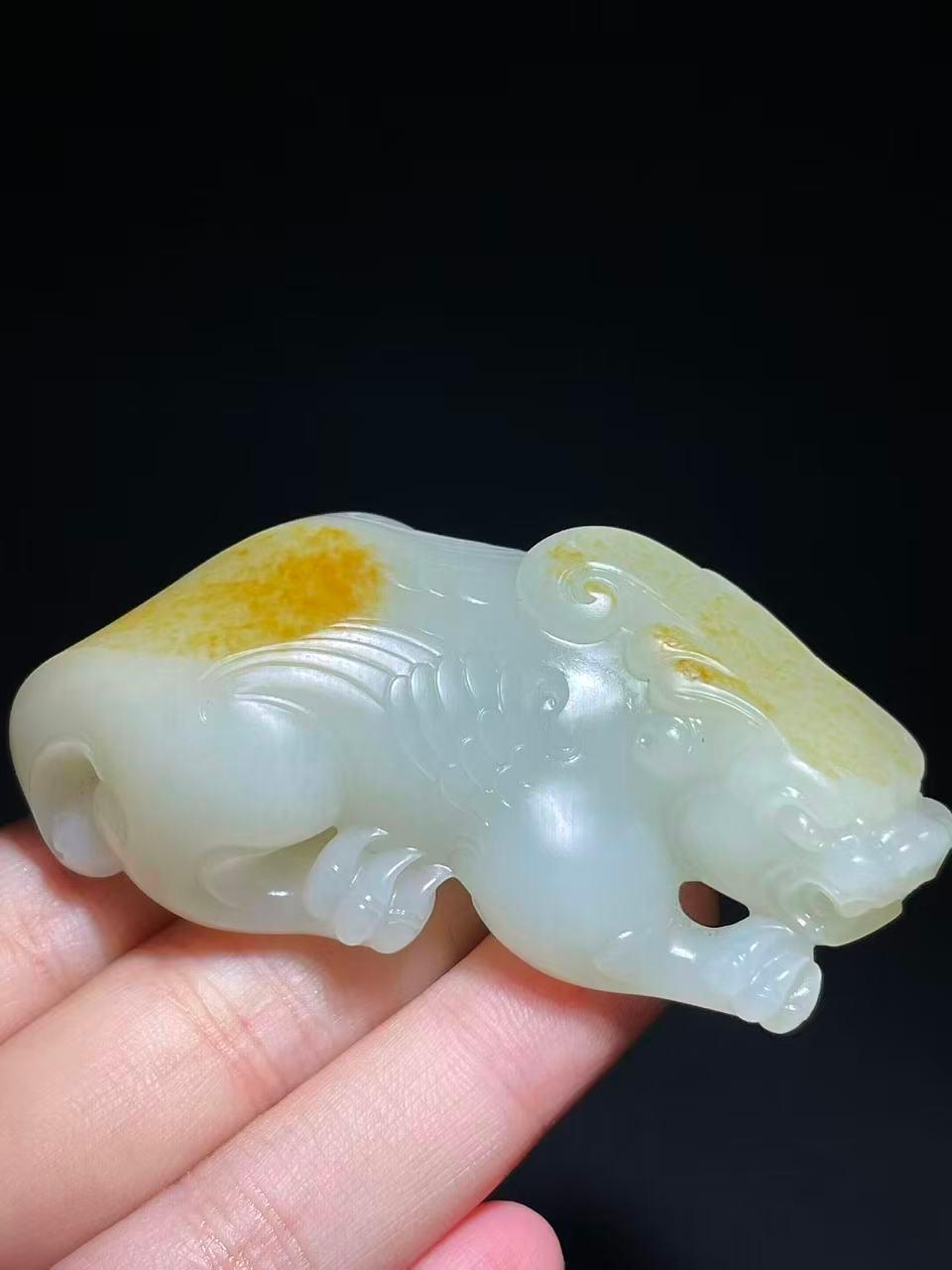 和田玉籽料白玉貔貅。（88.2g）