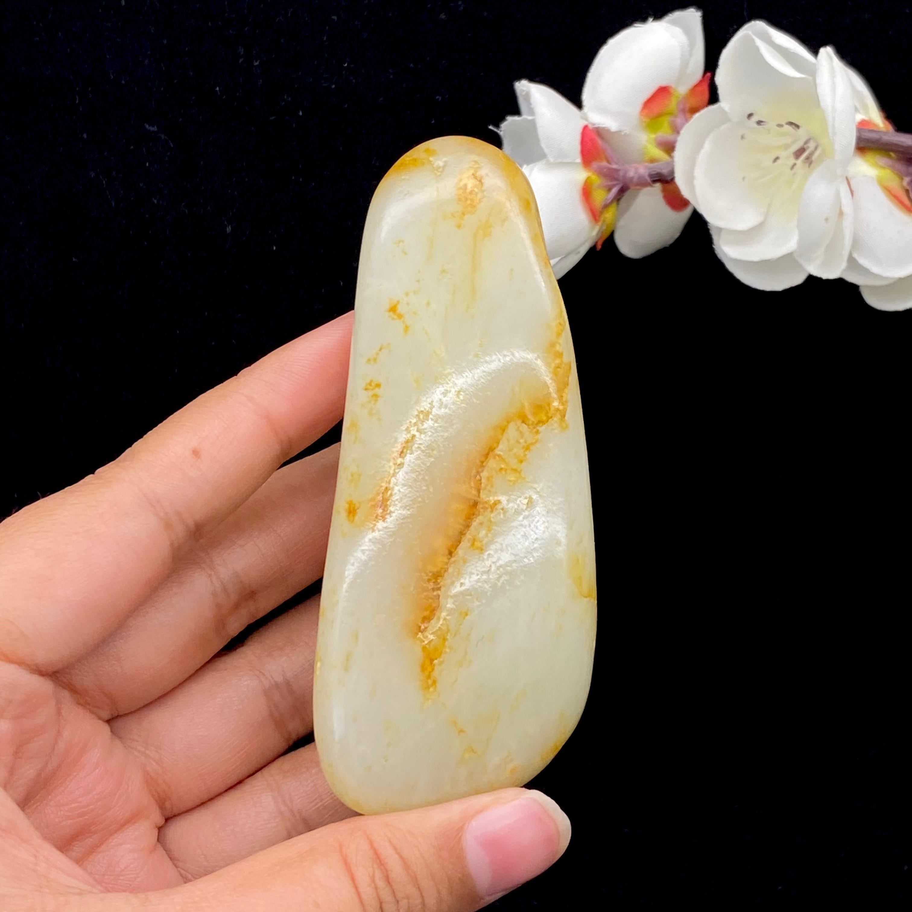 和田玉洒金皮籽料手把件（201.2g）