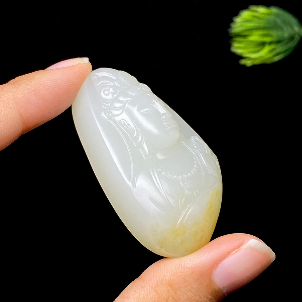和田玉籽料洒金皮白肉观音（37.8g）