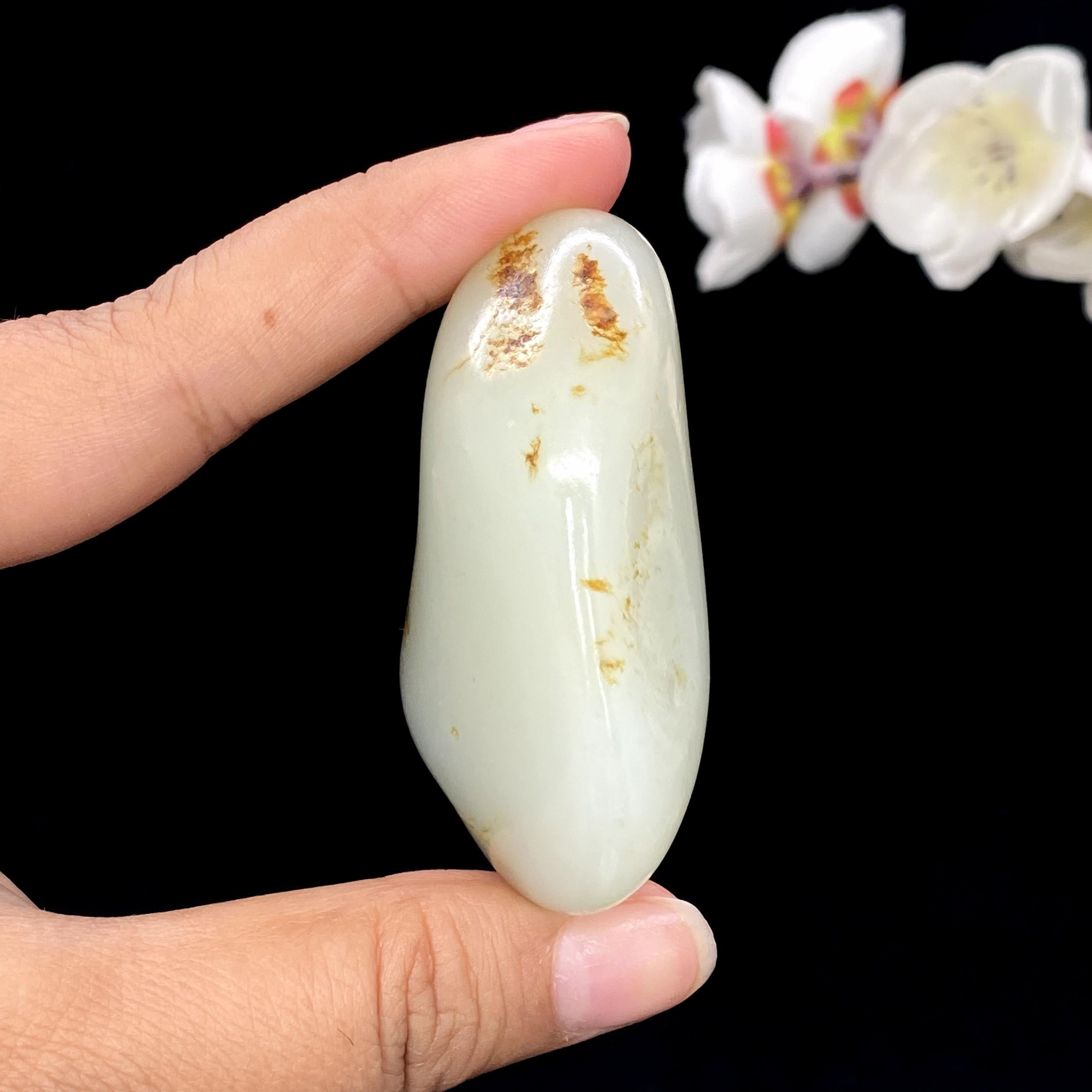 和田玉白玉带黄皮籽料手把件（108.1g）