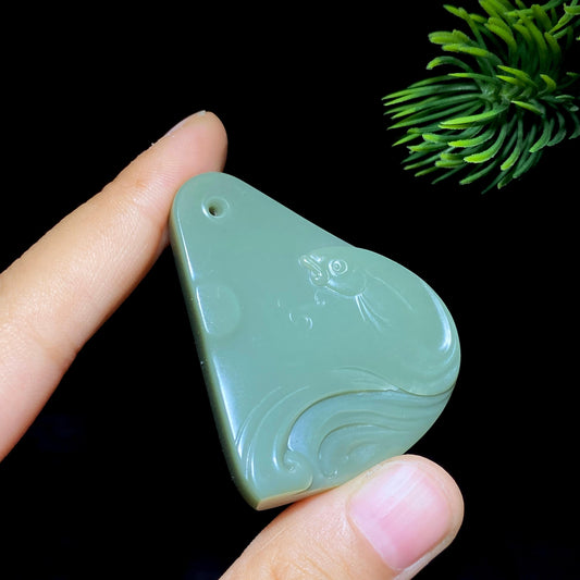 和田玉籽料沙枣青鱼挂件（19.3g）