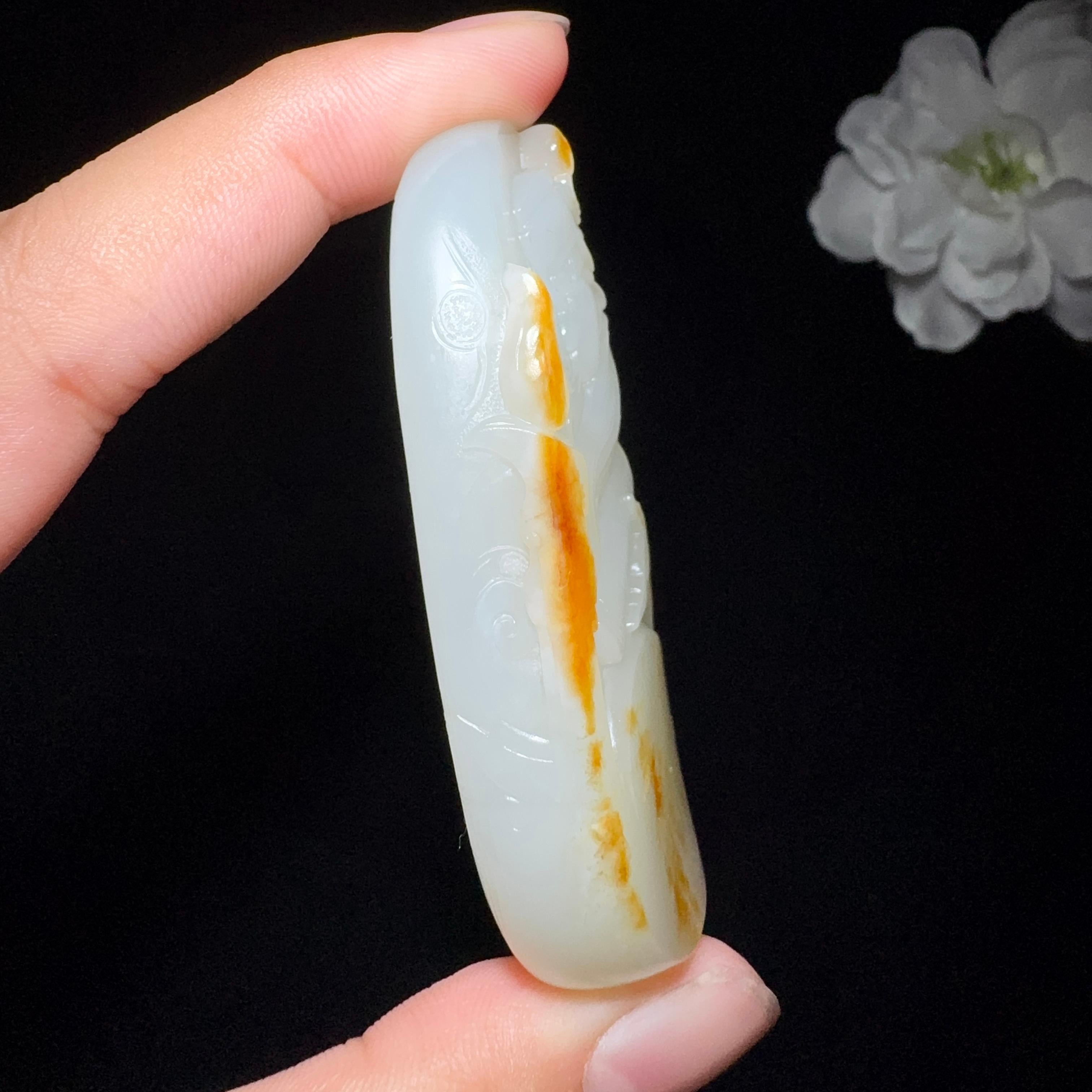 高品质和田玉籽料关公（52.4g）