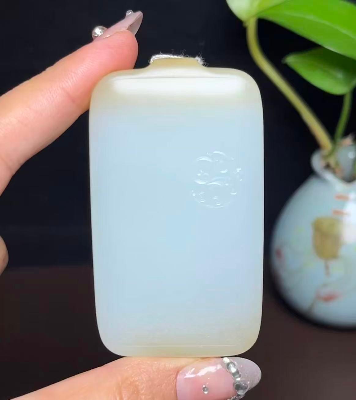 新疆和田玉且末天地糖仿古龙平安无事牌（80.6g）