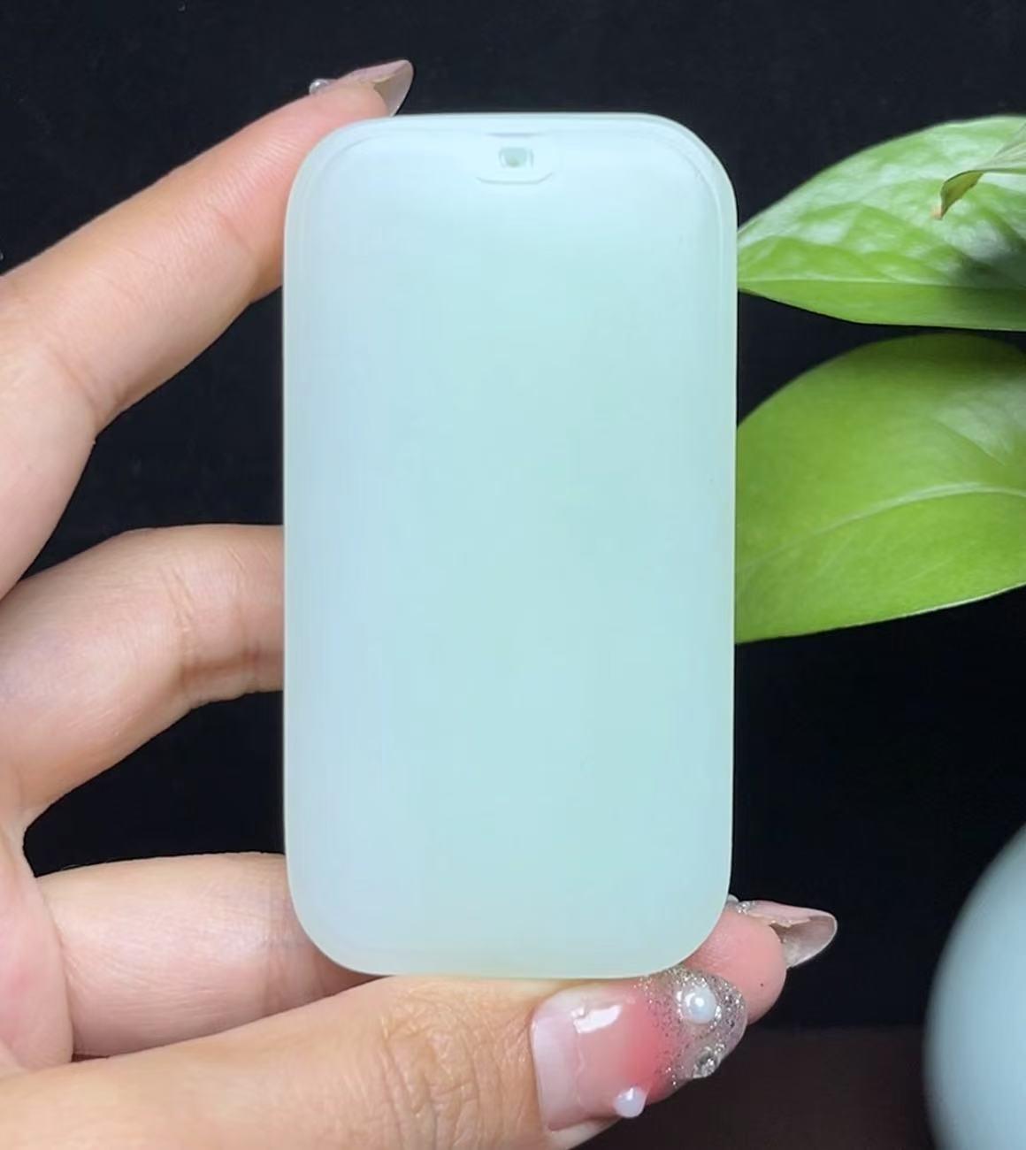 新疆和田玉且末料带翠色平安无事牌挂件（95.6g）
