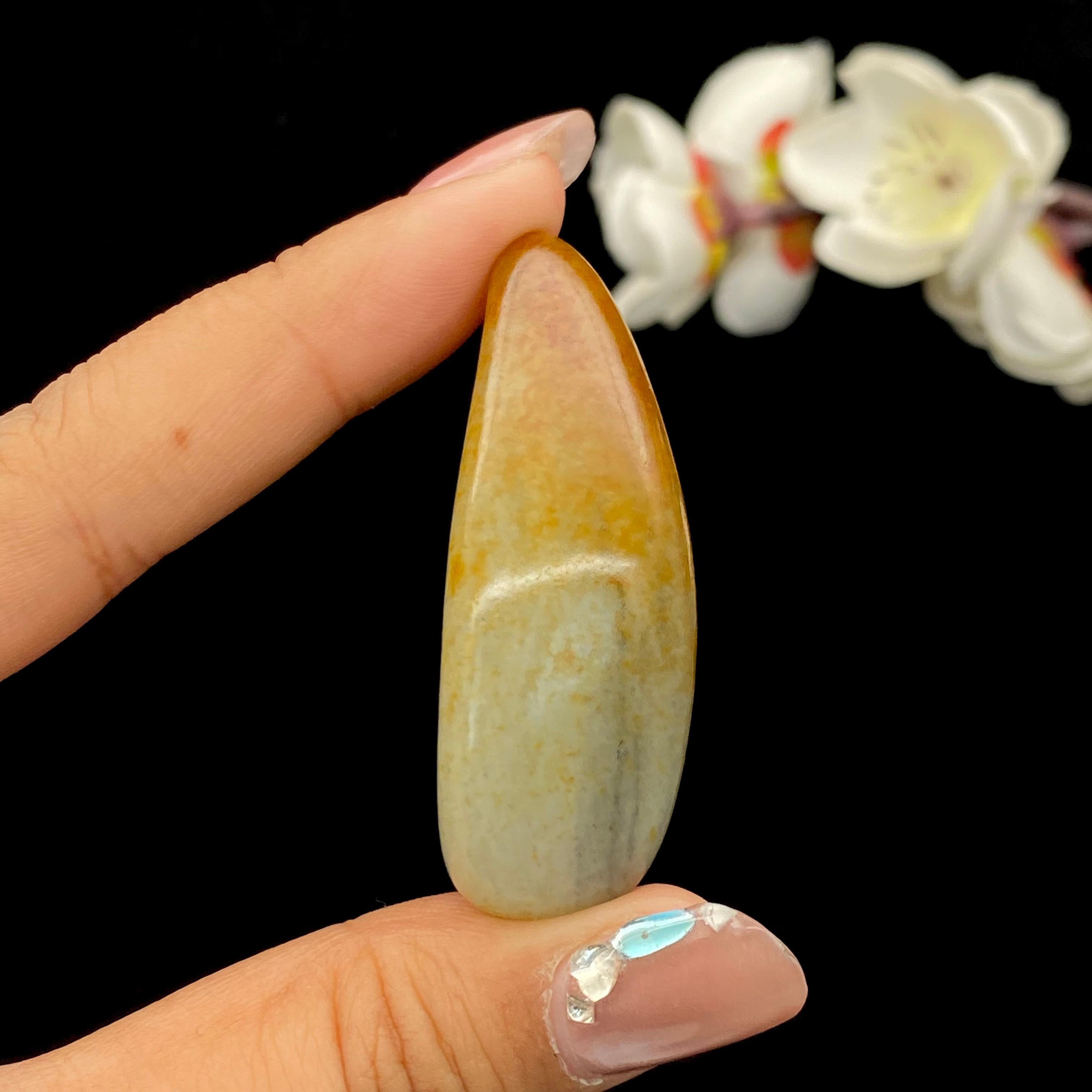 和田玉聚黄皮青花底籽料挂件（34.1g）