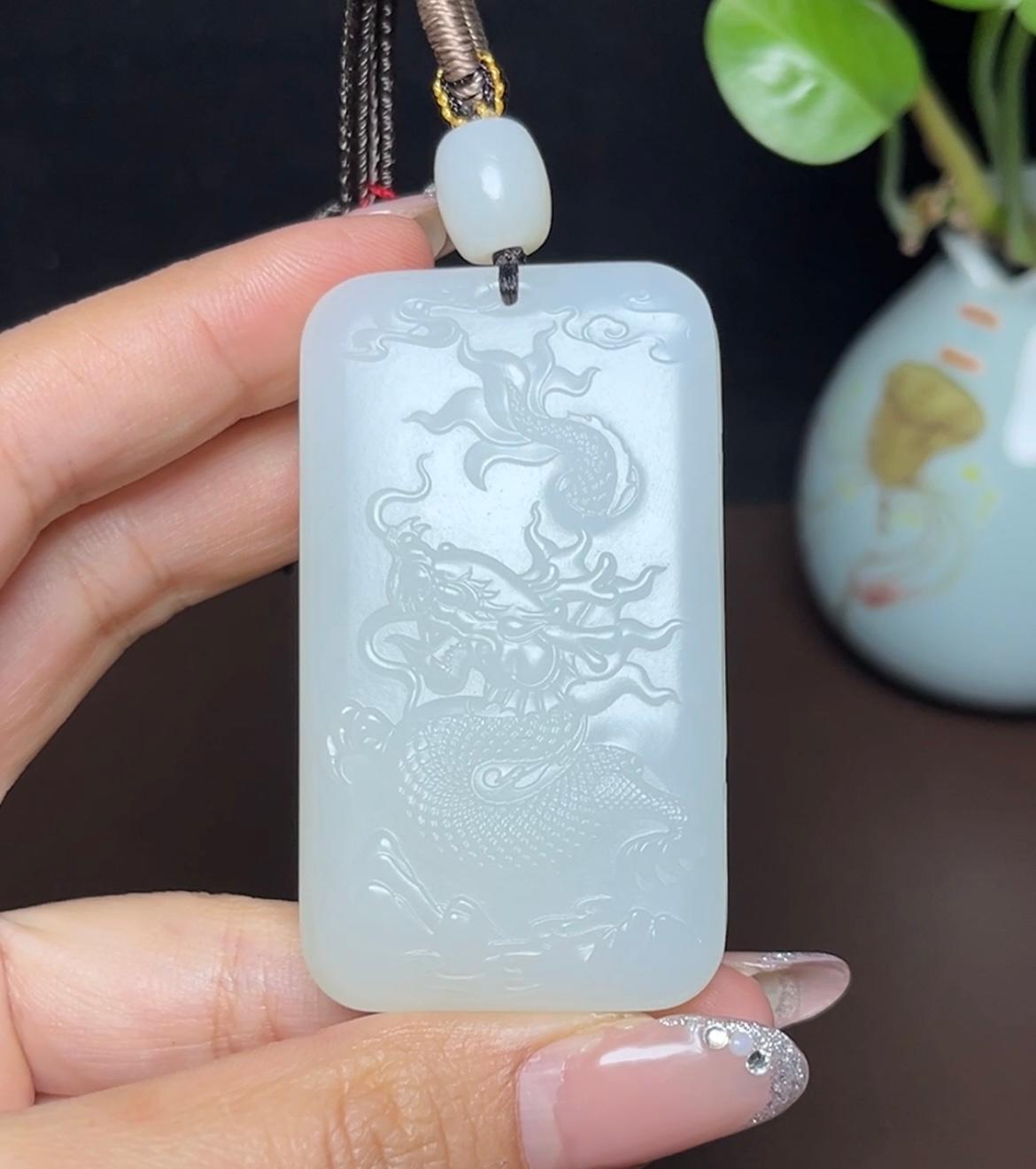 新疆和田玉且末料羊脂玉龙牌（86.8g） – 厚德载玉