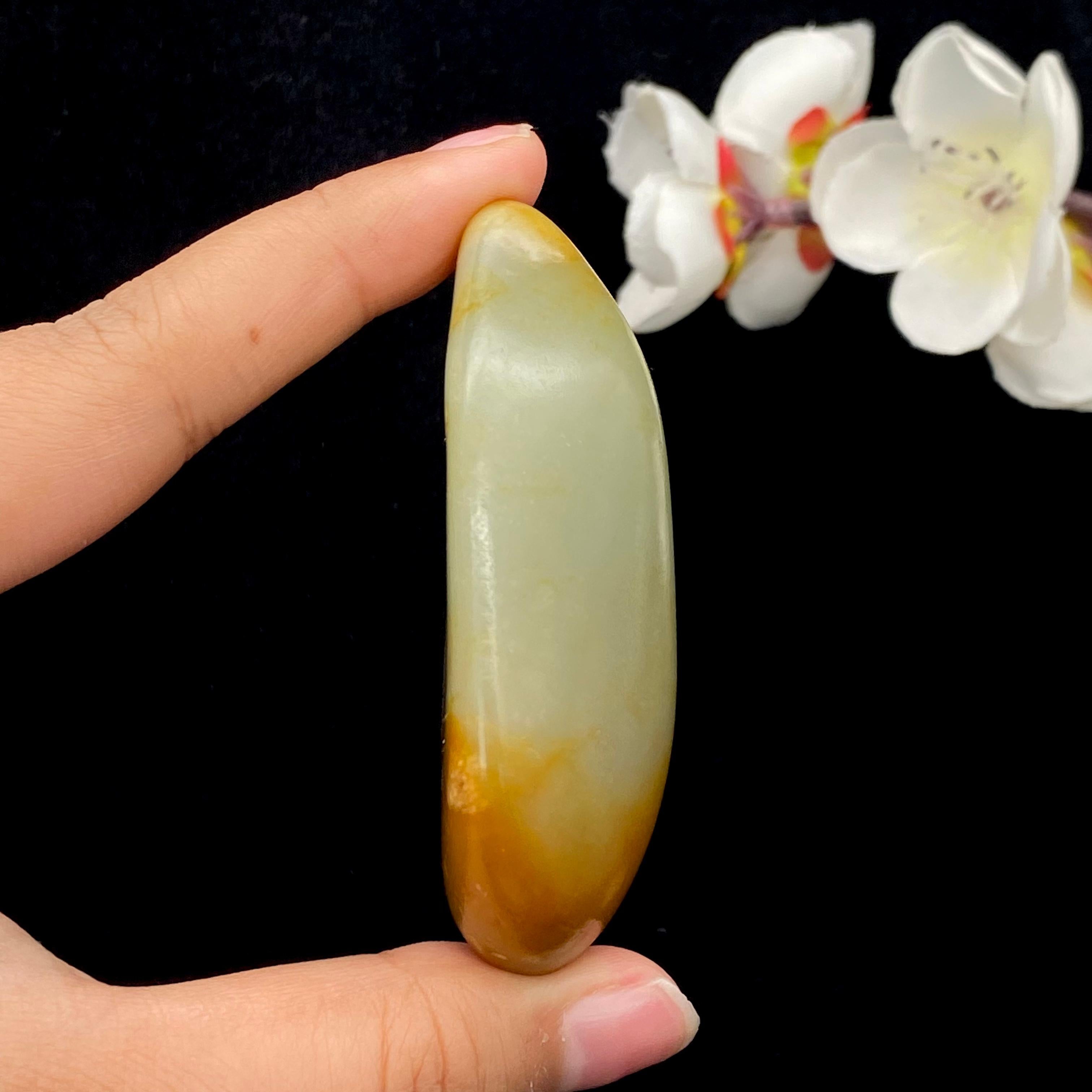 和田玉聚黄皮籽料原石（93.9g） – 厚德载玉