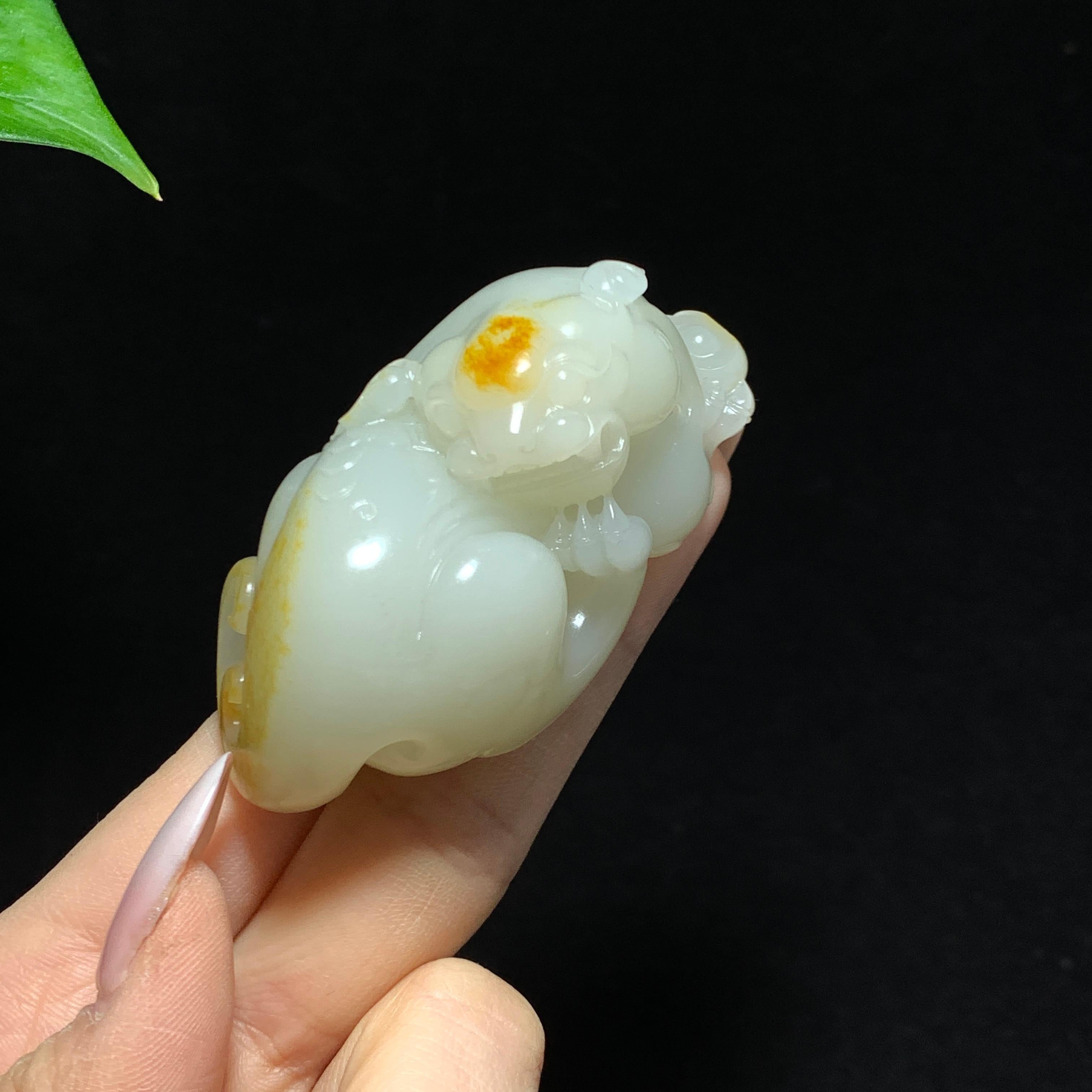 和田籽料洒金皮白玉貔貅回头手把件（100.0g）