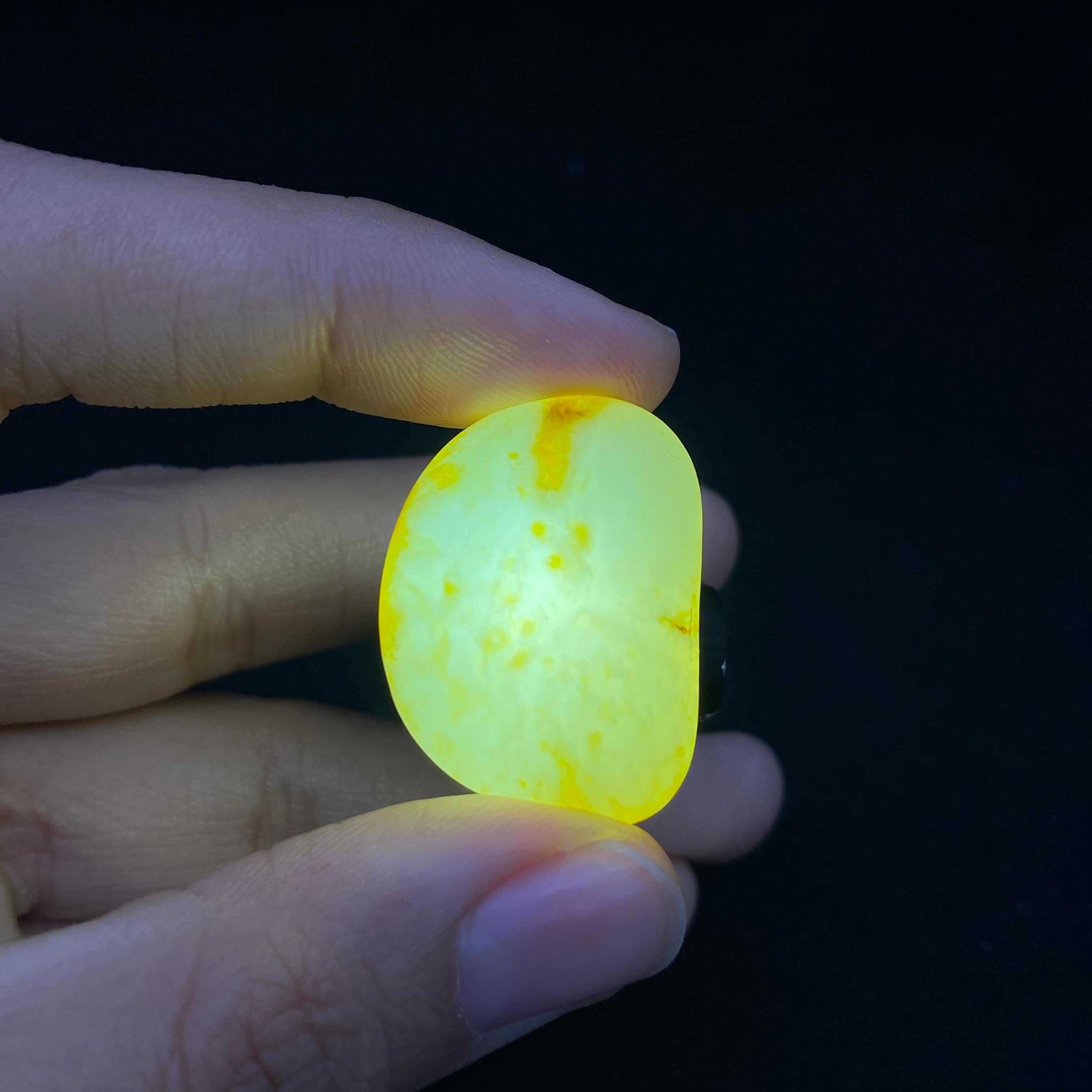 【超值推荐】和田玉黄皮籽料吊坠籽（12.2g）