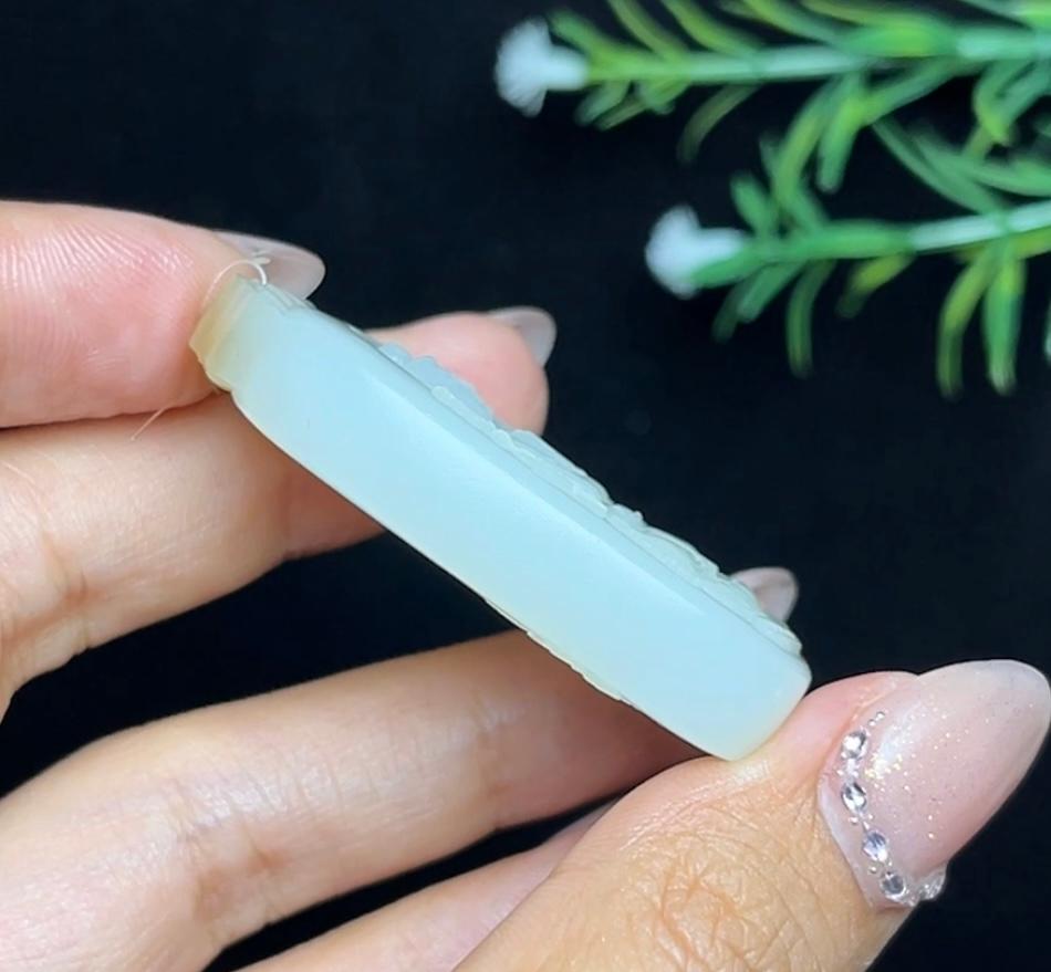和田玉且末糖白羊脂玉千手观音（33.3g）