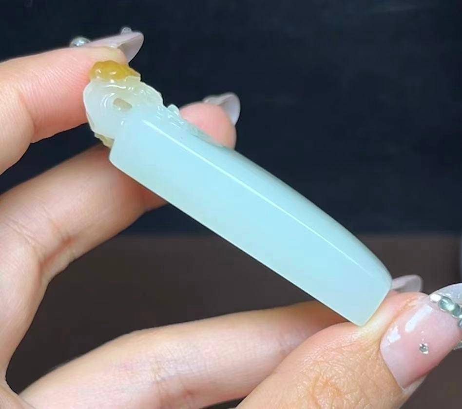 新疆和田玉且末糖一鸣惊人金蝉平安无事牌（55.0g）