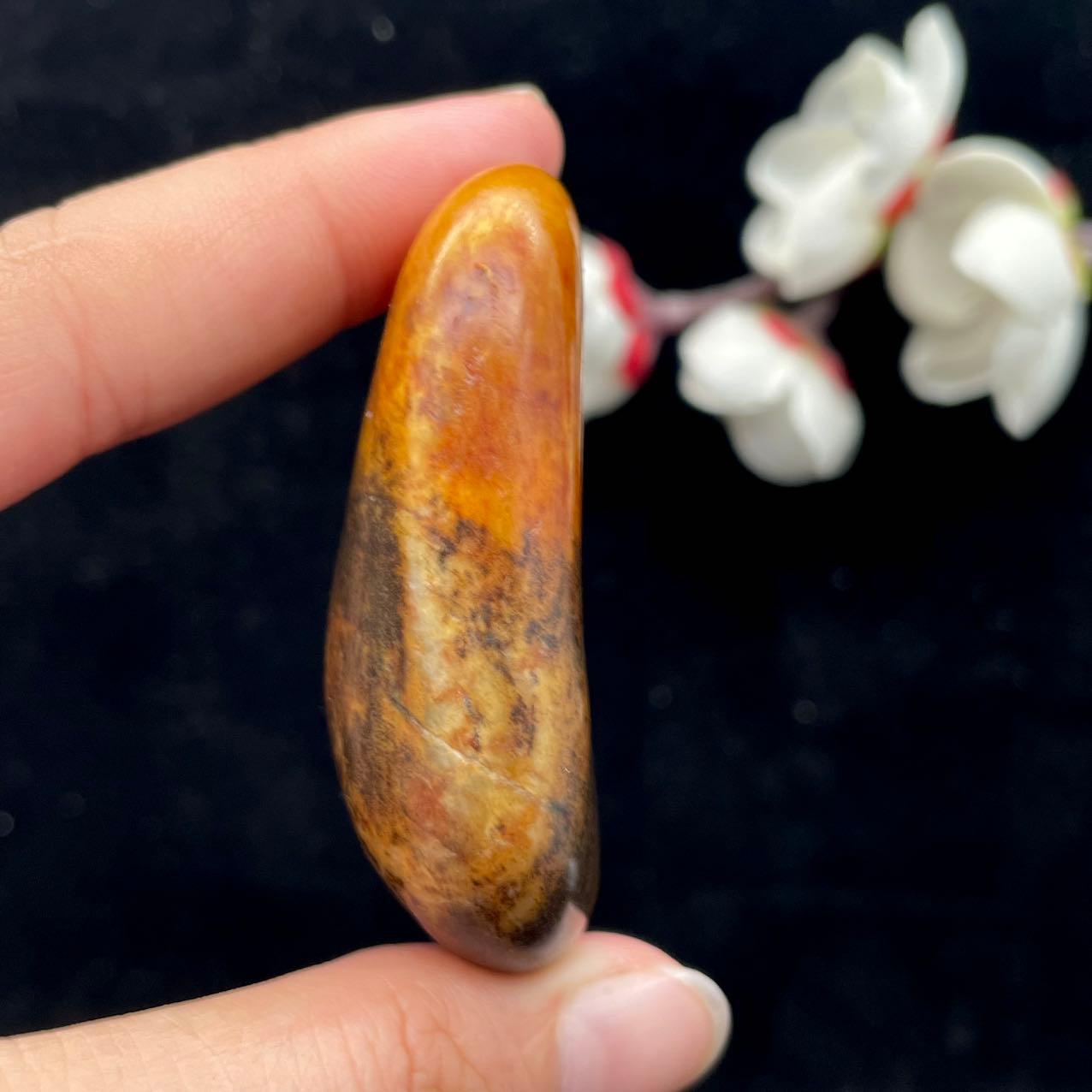 和田玉黄沁皮籽料手把件（64.8g）