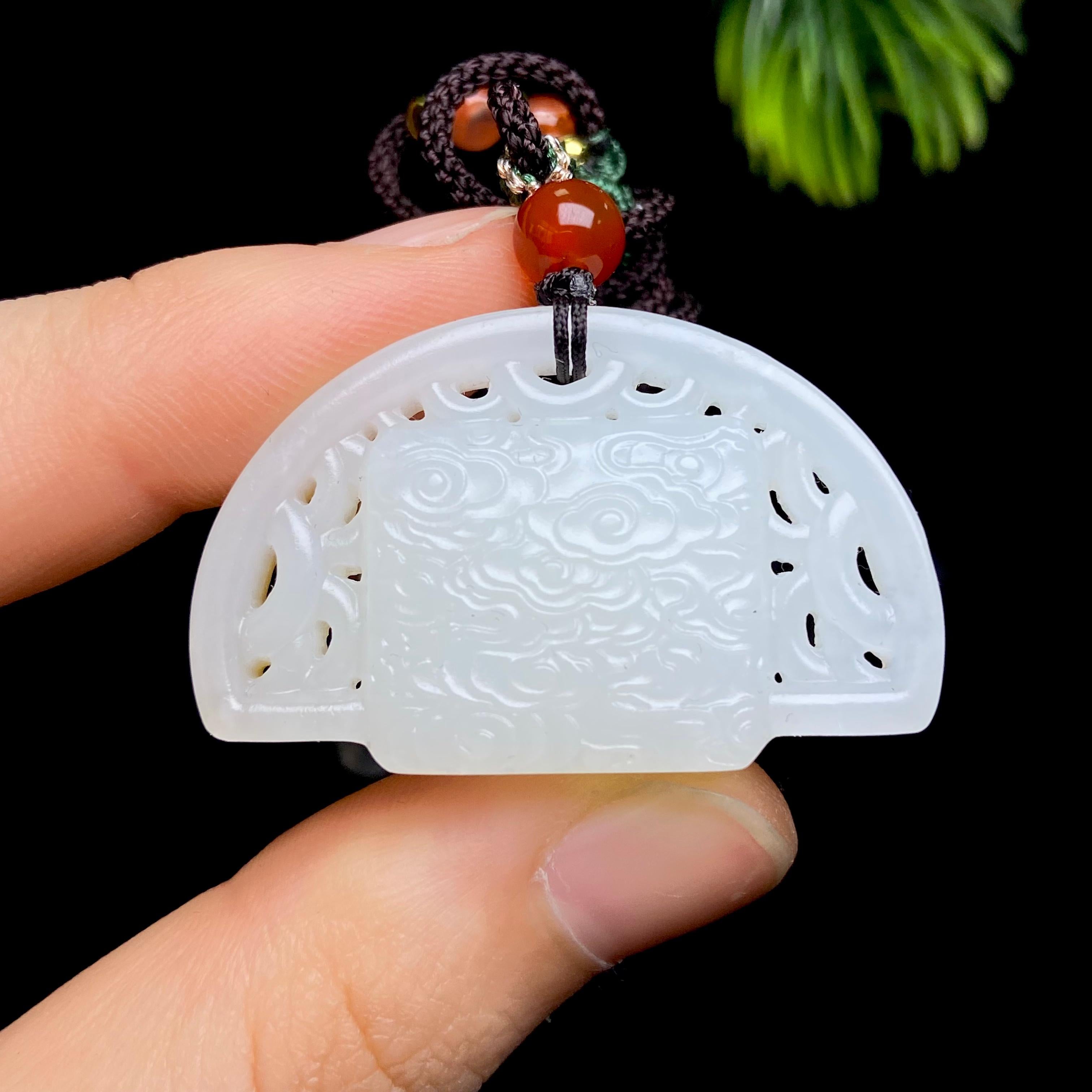 和田玉且末金山糖白祥云纹半圆佩（17.8g）