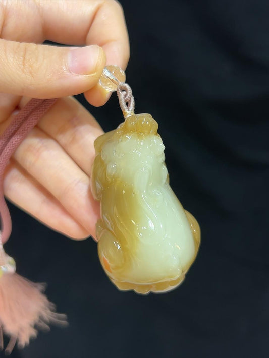 和田玉且末料糖白貔貅把件（70.0g）