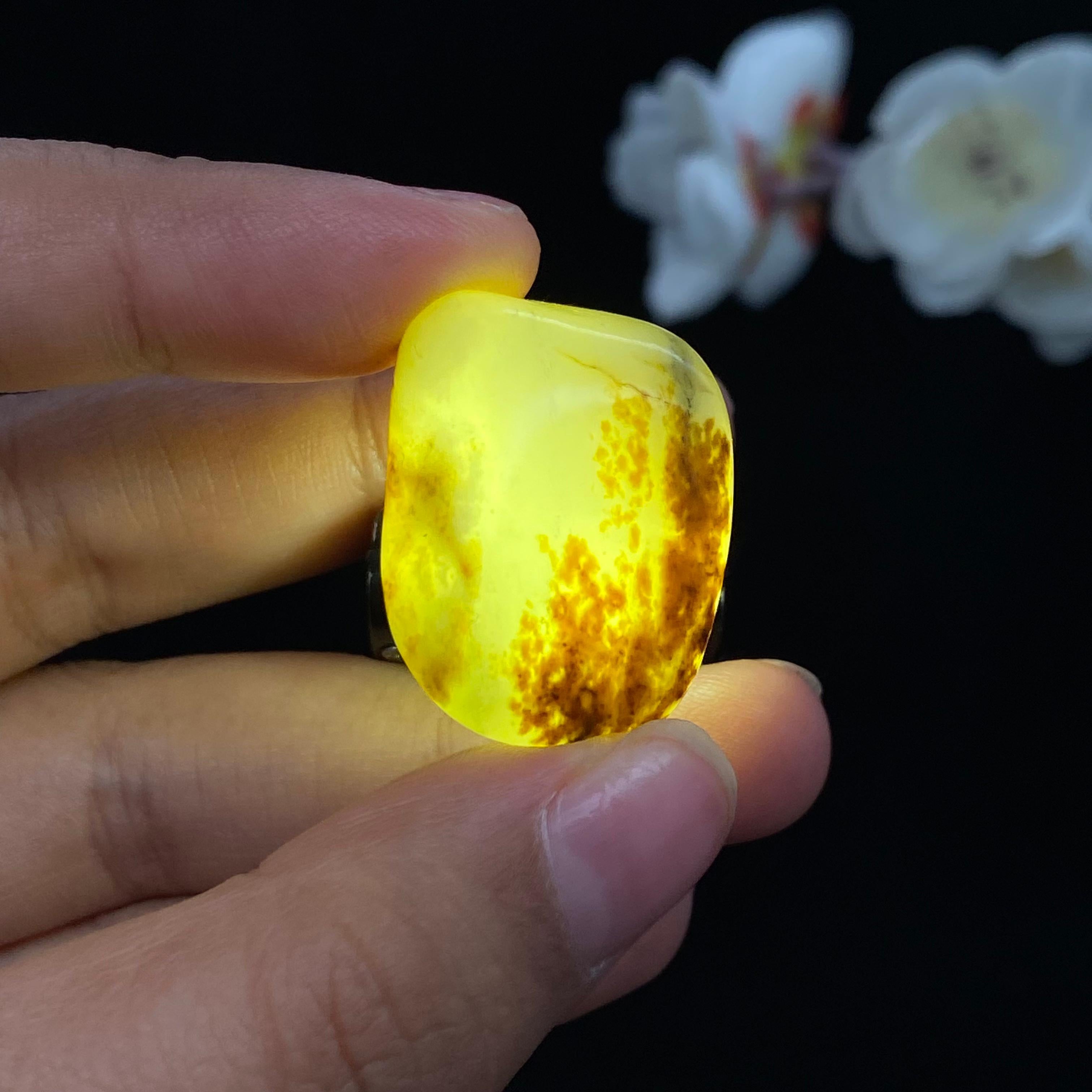 和田玉聚黄皮青花底籽料（16.5g）