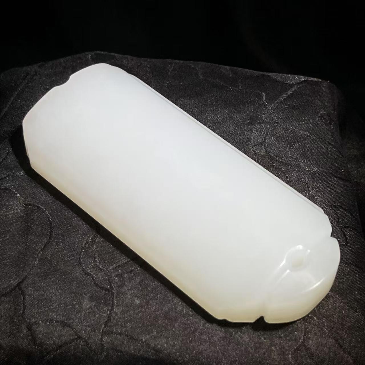 和田玉羊脂白玉无事牌（81.1g）