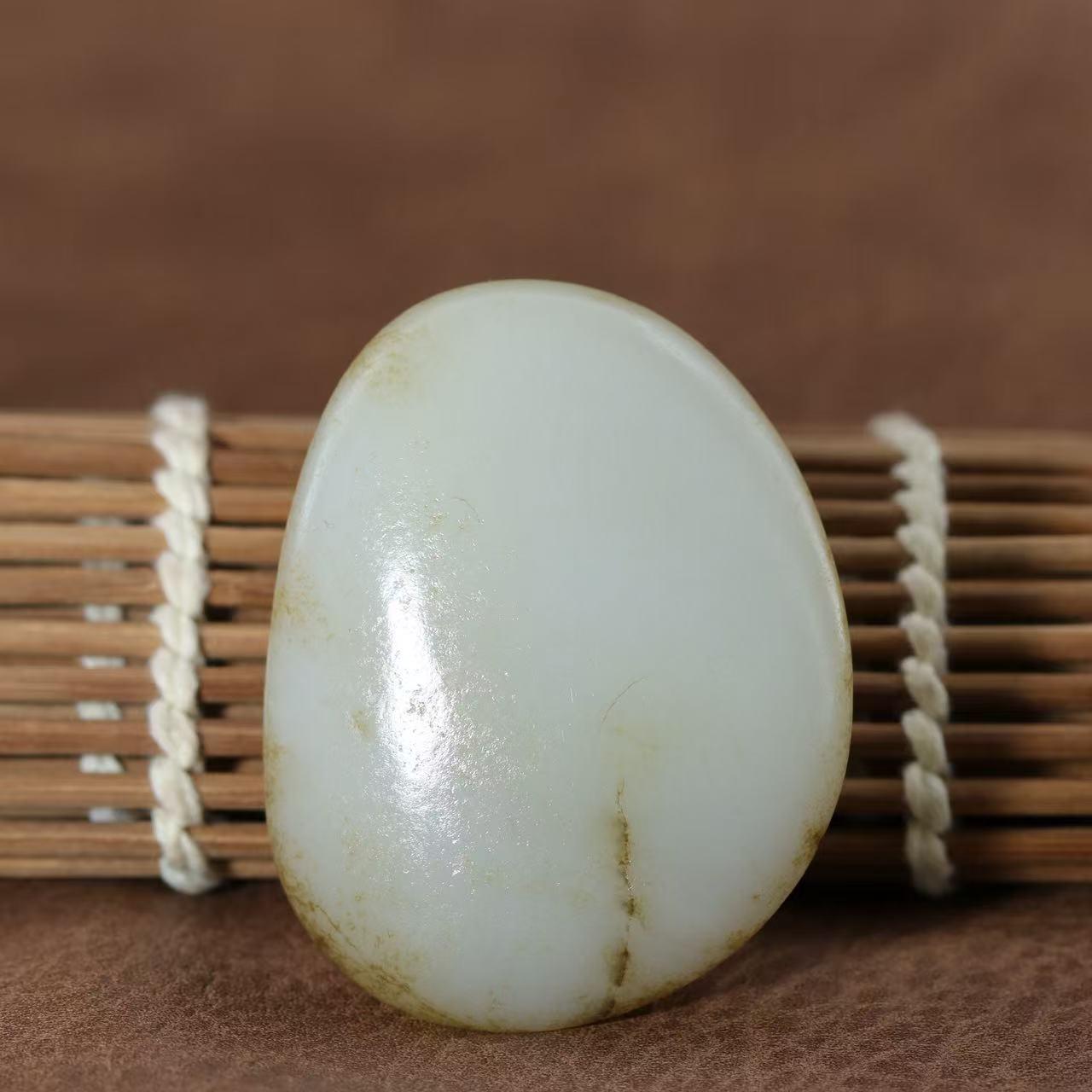 和田玉秋梨皮籽料大挂件（56.6g）